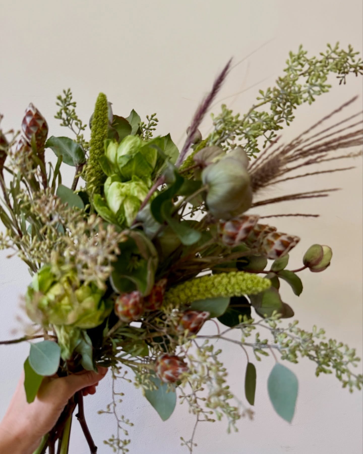 We leaned into all the way into gorgeous fall textures this week - this custom bouquet subscription and florals for a corporate event at the Evanston Gold Club included several grasses, zebra pods, veggie roses, scabiosa pods, and more!