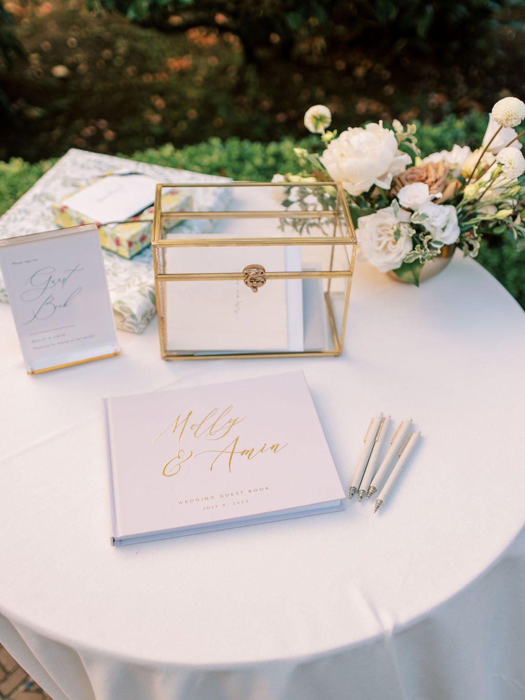 Guest table sign-in white roses white flowers San Francisco. Image name: wedding-florist-boise-140