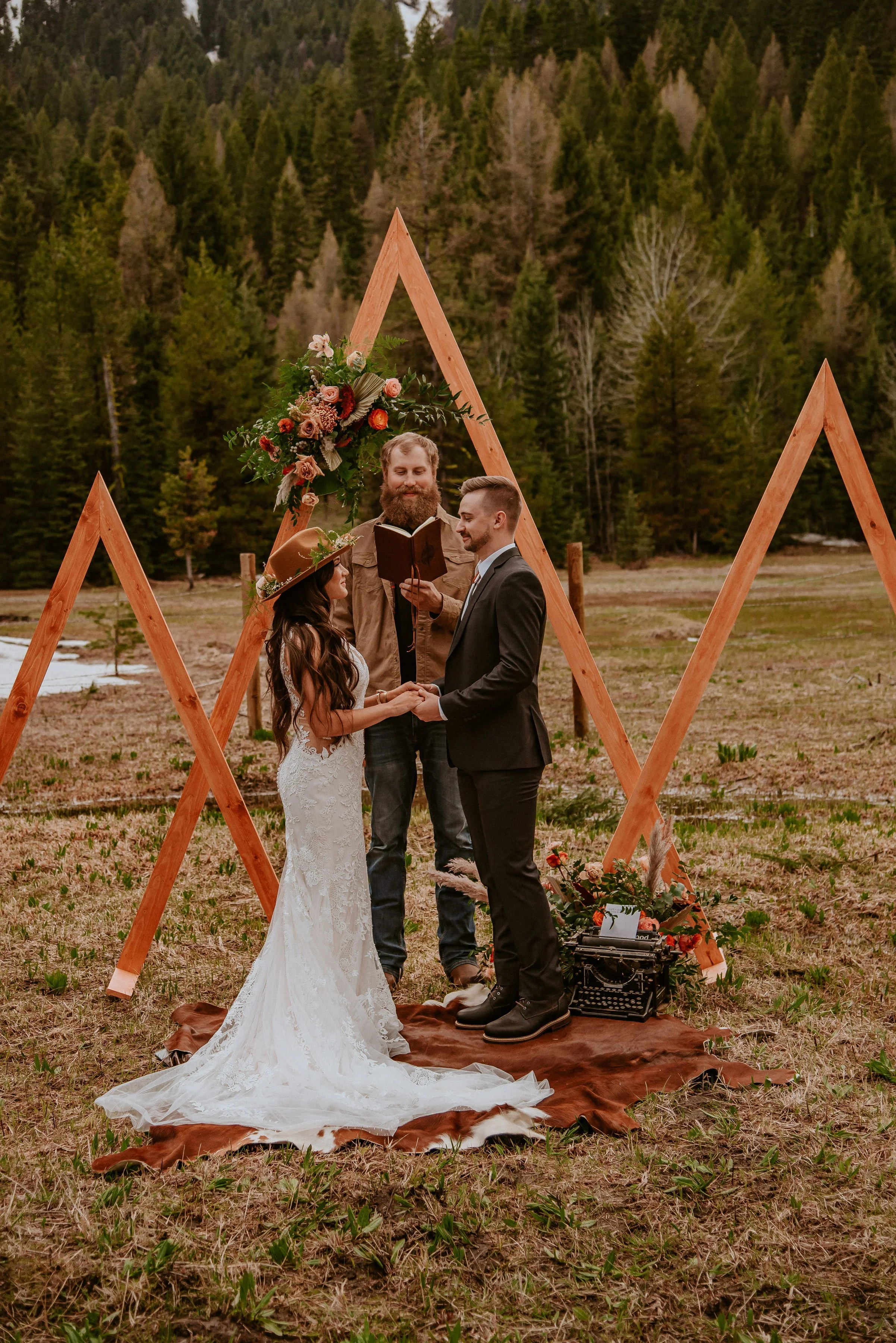 Modern mountain alters in Bay Area CA wedding. Image name: wedding-florist-boise-104