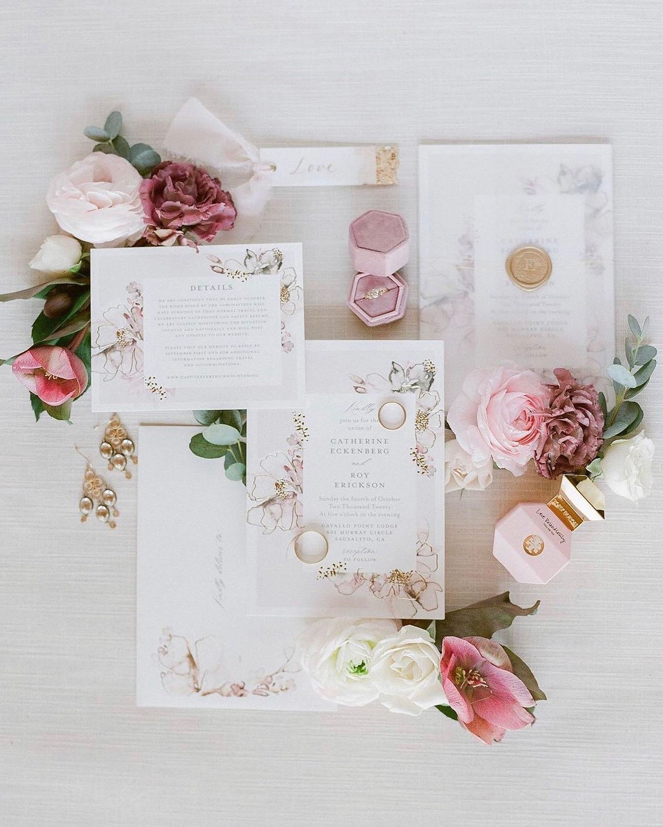 Who loves a good flat lay photo? 🤍 Ask your floral designer + photographer to team up and style all your printed goodies!