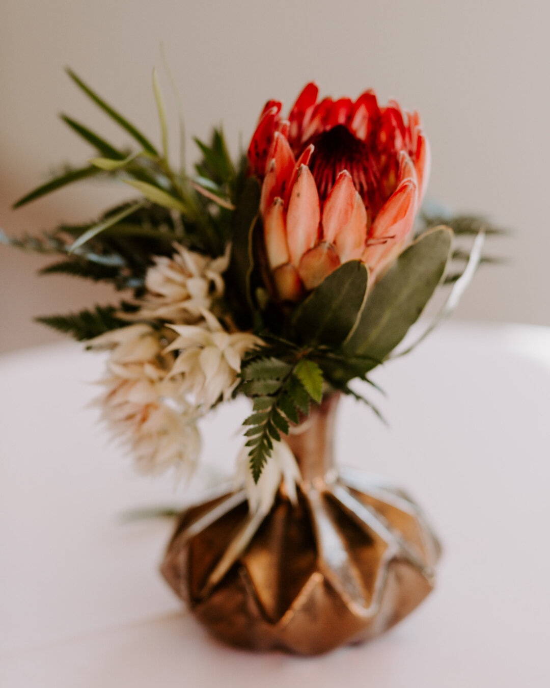 Loving this non-traditional blend of red + green for a fresh, modern take on a holiday centerpiece​​​​​​​​
​​​​​​​​
photographer | @taylormccutchan​​​​​​​​
planner | @roqueevents​​​​​​​​
venue | @treposti_events