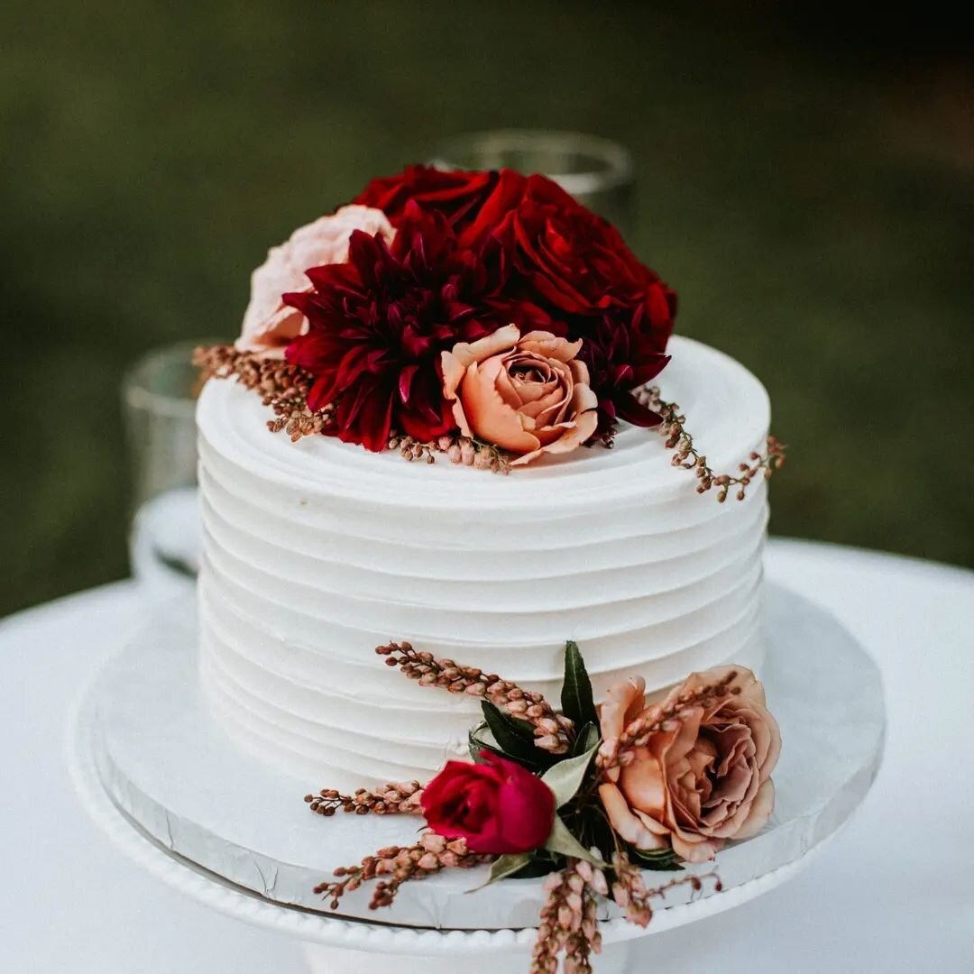 Mother Nature is always one step ahead when it comes to beauty. She&rsquo;s quite the artist. &ndash;Giovanna Fletcher

photography | @toddjames
florals | @soulflowerdesignstudio
.
.
.
.
#weddingflorist #weddingflowers #florist#florals #floraldesign 