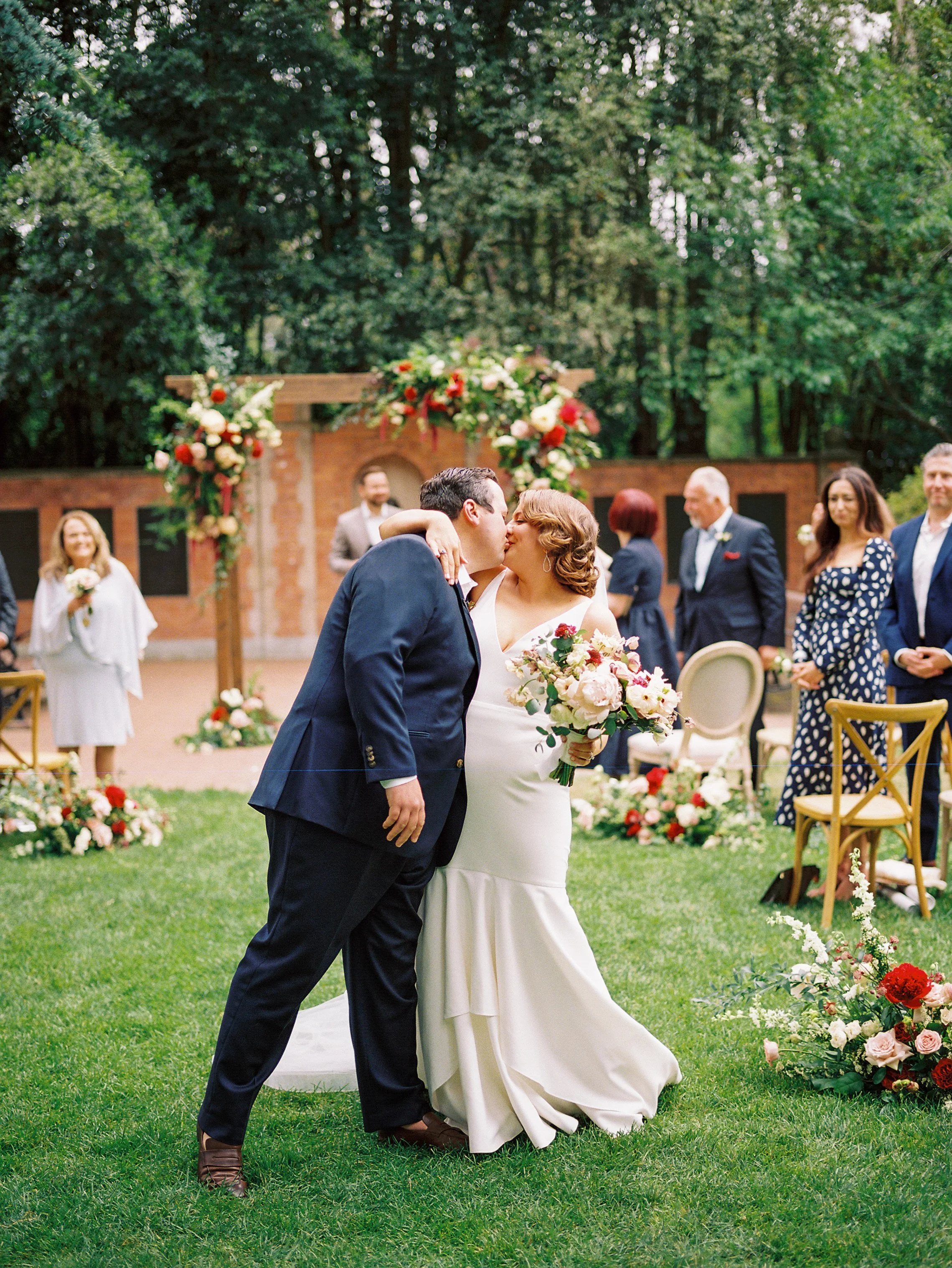 Couple kiss at outdoor wedding in Boise, ID image name: wedding-florist-412