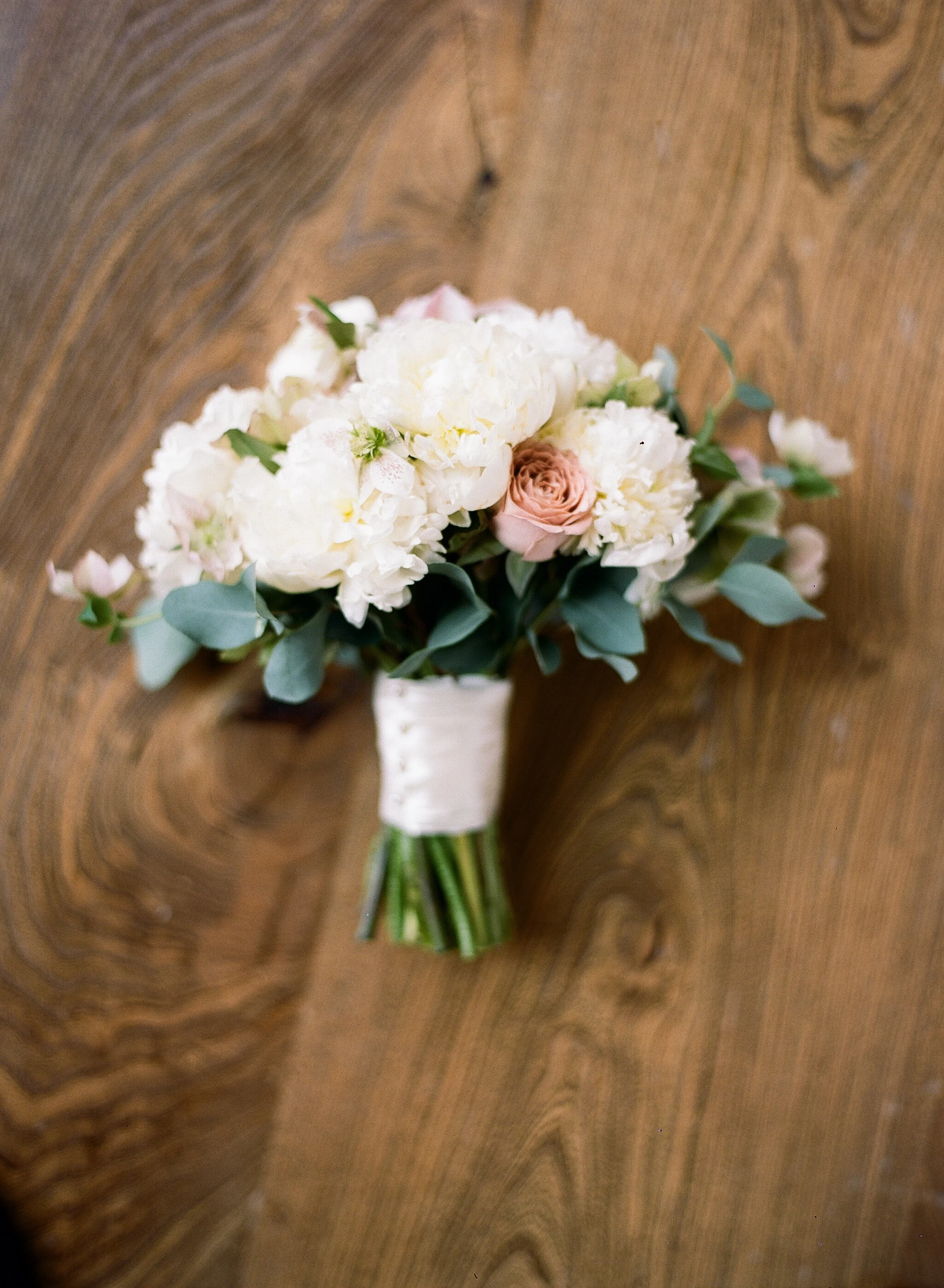 Bridal neutral tone bouquet of white roses white dahlias blush roses image name: wedding-florist-boise-586