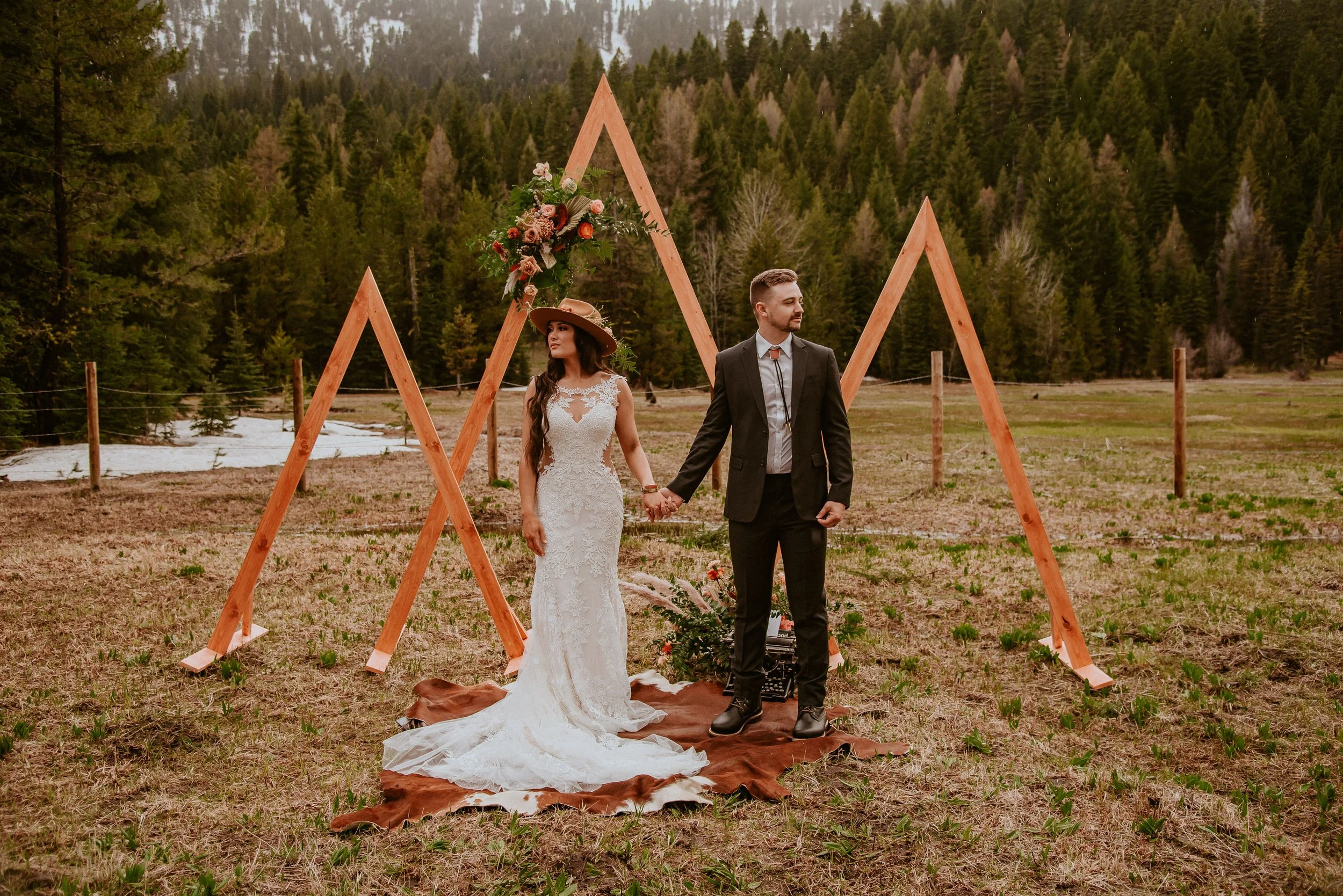 Modern mountain alter rustic color flowers  roses ranunculus Bay Area California. Image name: wedding-florist-boise-106