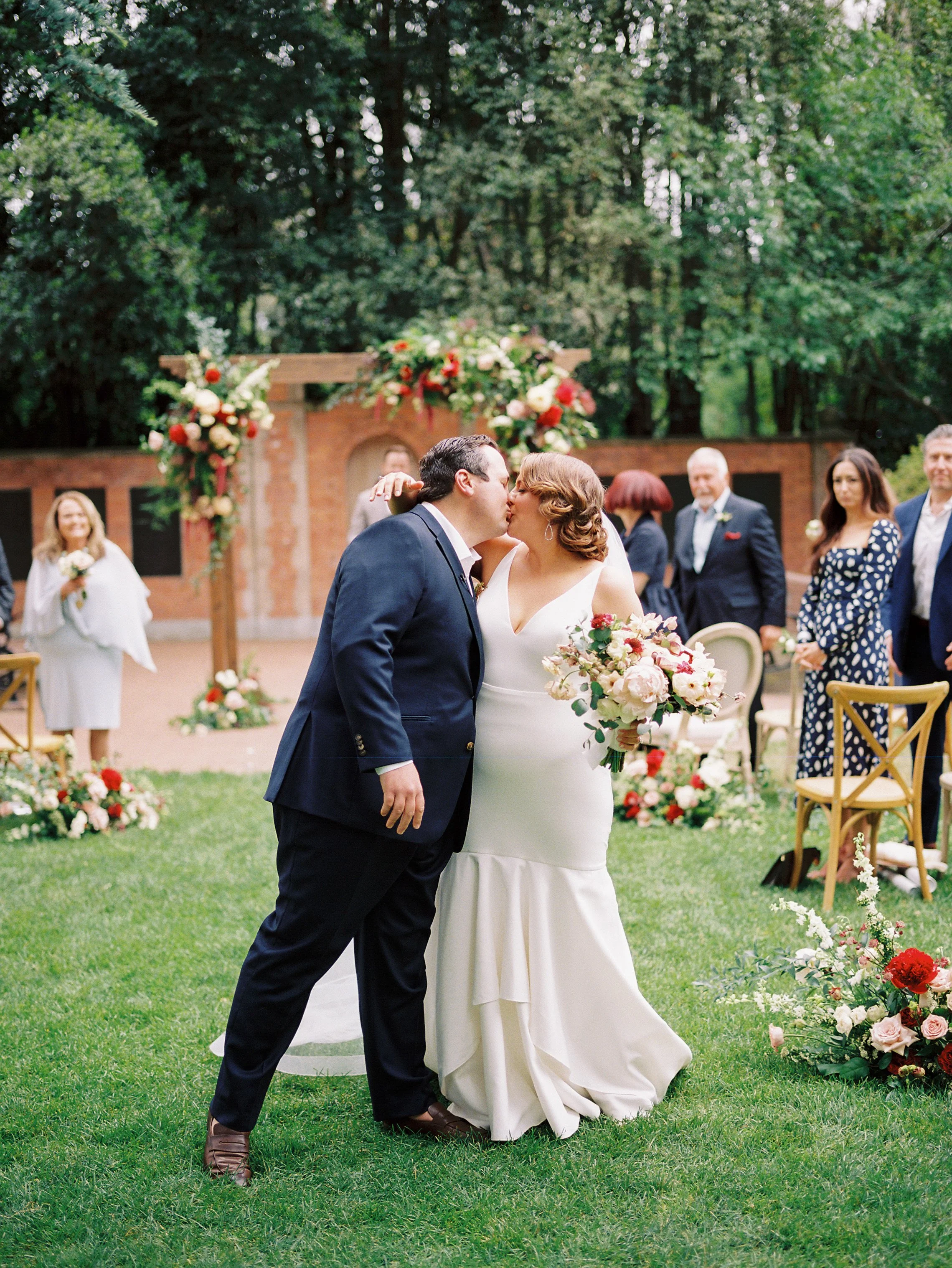 Couple kiss at outdoor wedding in Boise, ID image name: wedding-florist-413