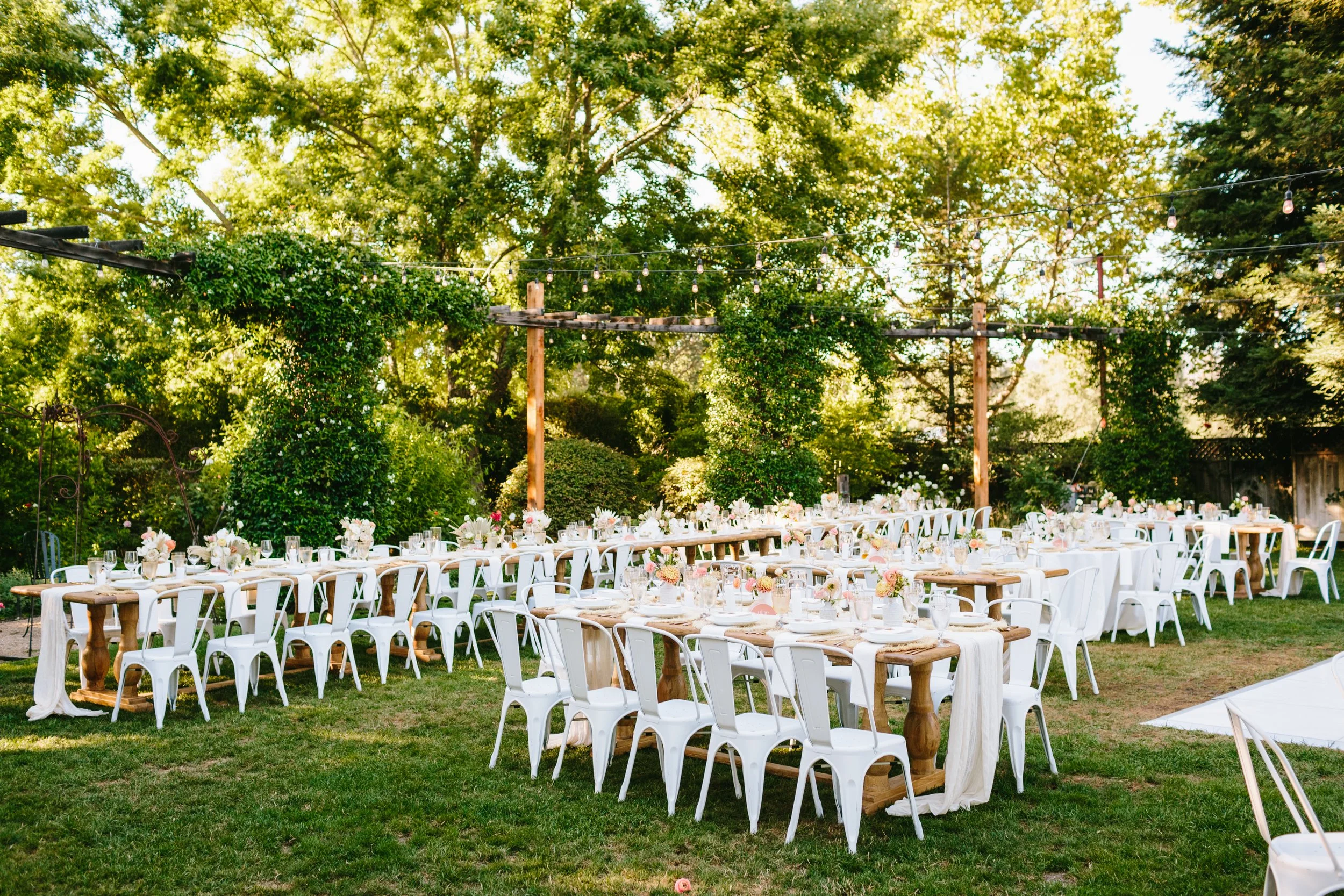 Outdoor reception for California vineyard wedding. Image name: wedding-florist-boise-166