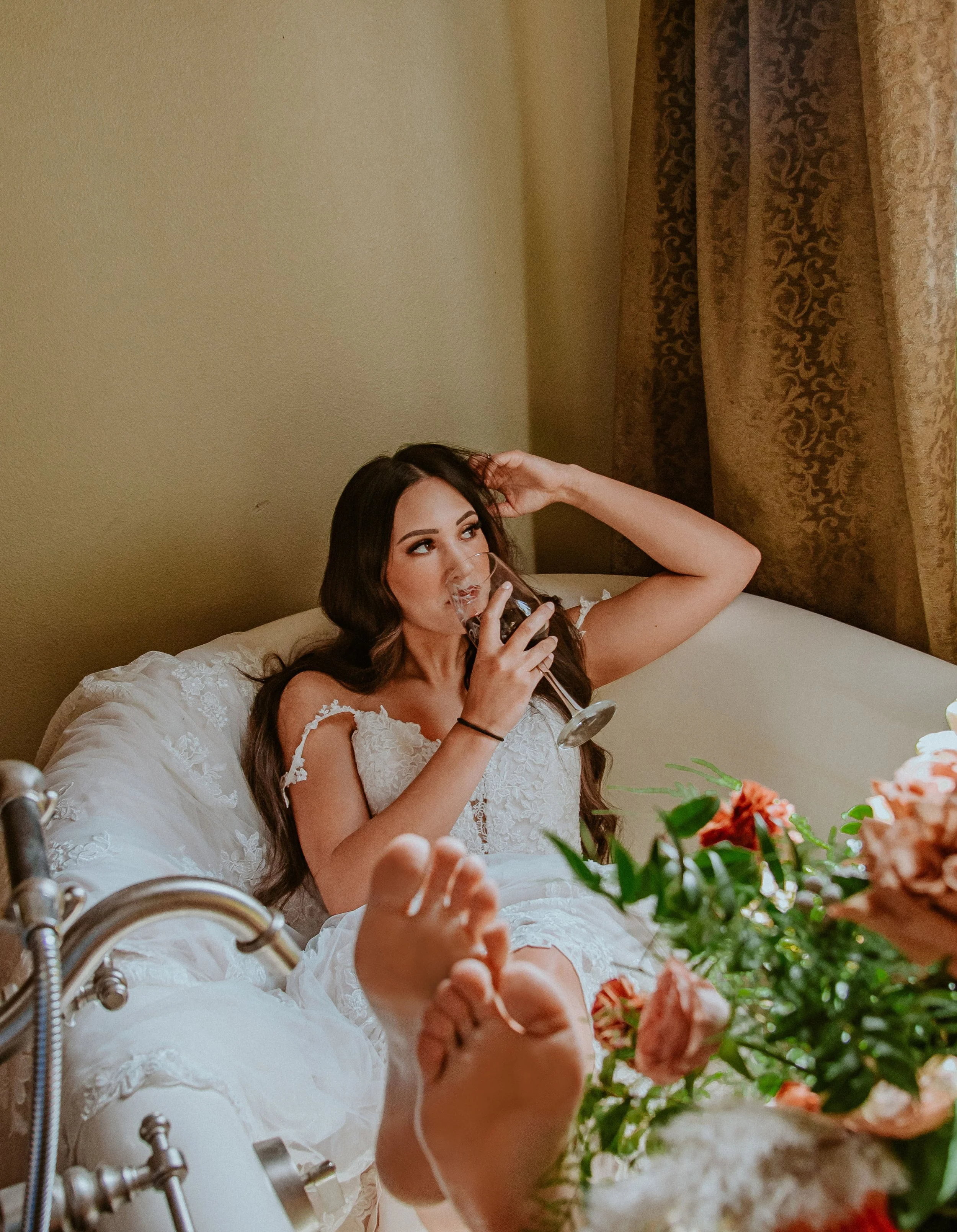 Bride sits bathtub glass of wine Bay Area CA wedding. Image name: wedding-florist-boise-119