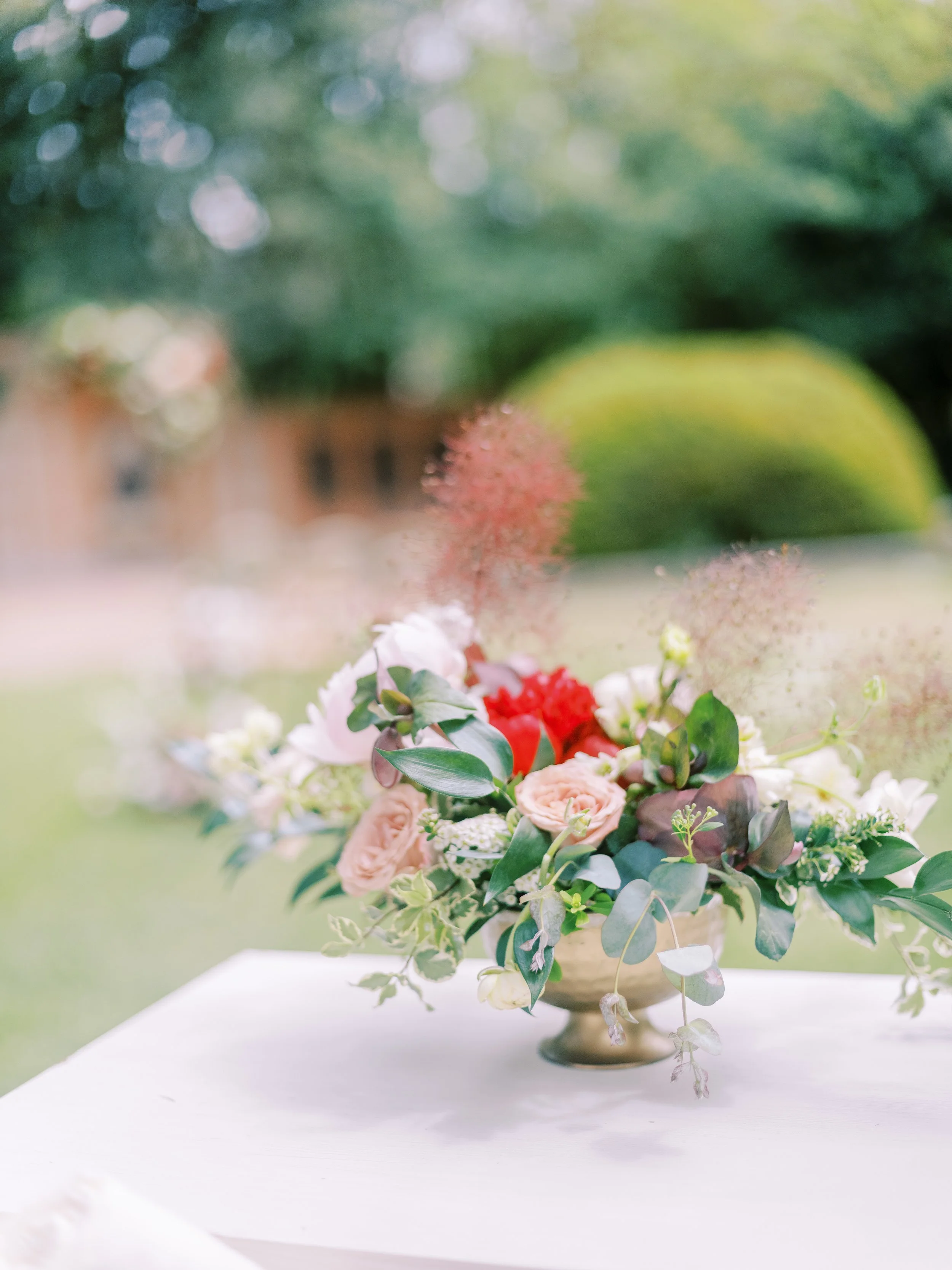 Red roses blush roses white roses in a gold vase image name: wedding-florist-boise-405