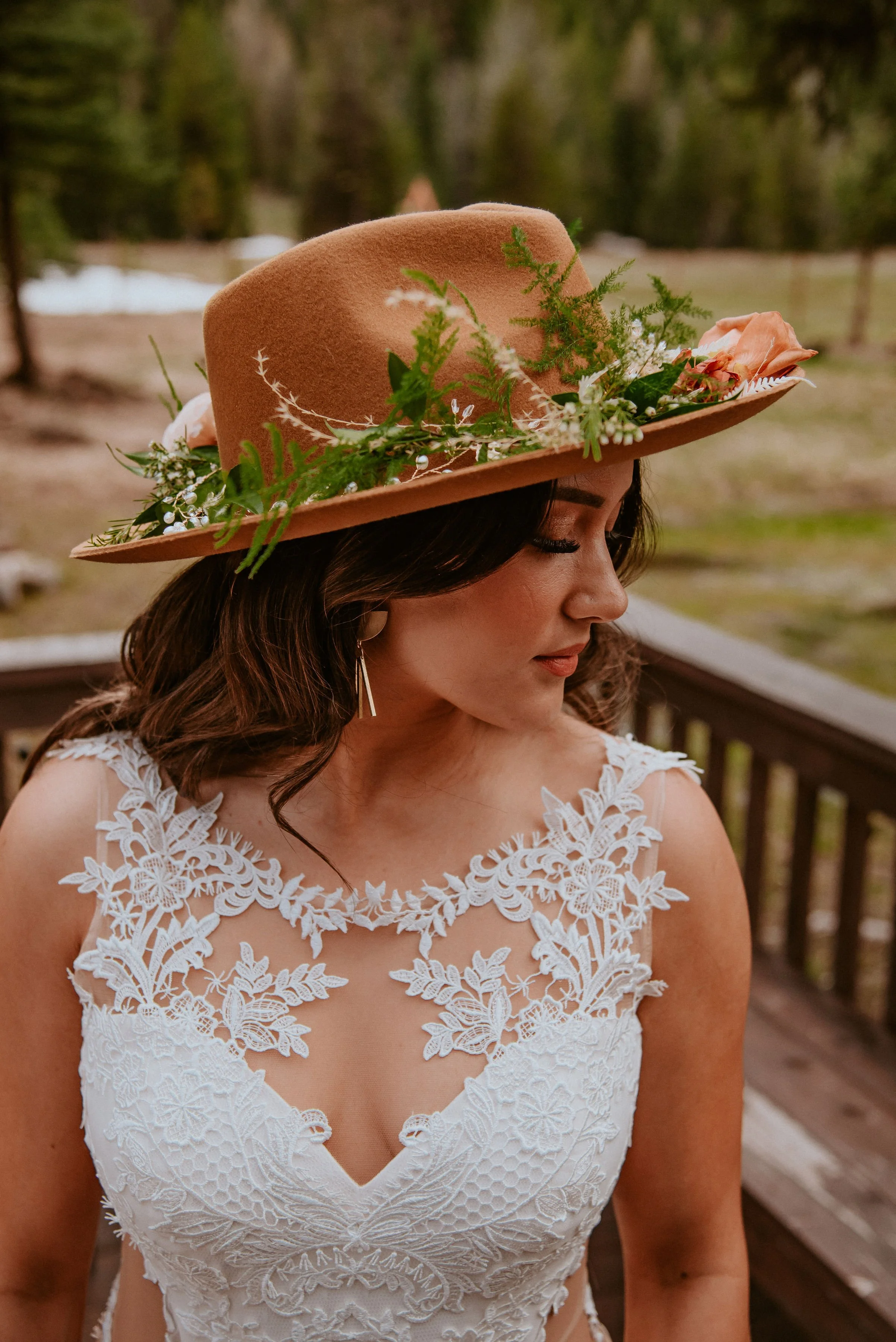 Bride with roses, ferns, wheat hat brim Bay Area California wedding. Image name: Wedding-florist-boise-101