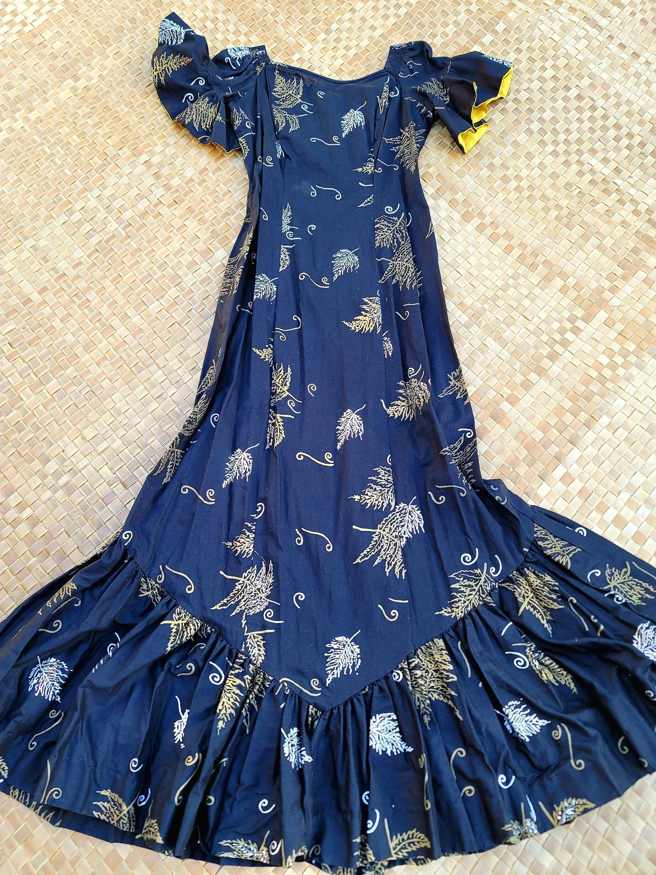 ハワイアンドレス　MAMOハウエル　ヴィンテージ　size12 Mamo Howell Vintage Holokū Style Mu'umu'u — Aumoana Designs