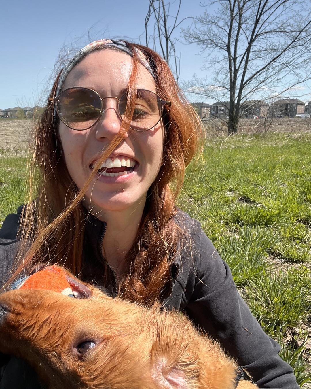VACANCES ARIANNE &amp; LE&Ccedil;ONS DE VIE | R&eacute;ussir &agrave; s&rsquo;&eacute;panouir dans le CHAOS 🫶🏼🤪

Cette photo d&eacute;crit bien ma vie depuis quelques mois. Molly la folle (mon nouveau puppy), les cheveux en bordel, les petits yeux