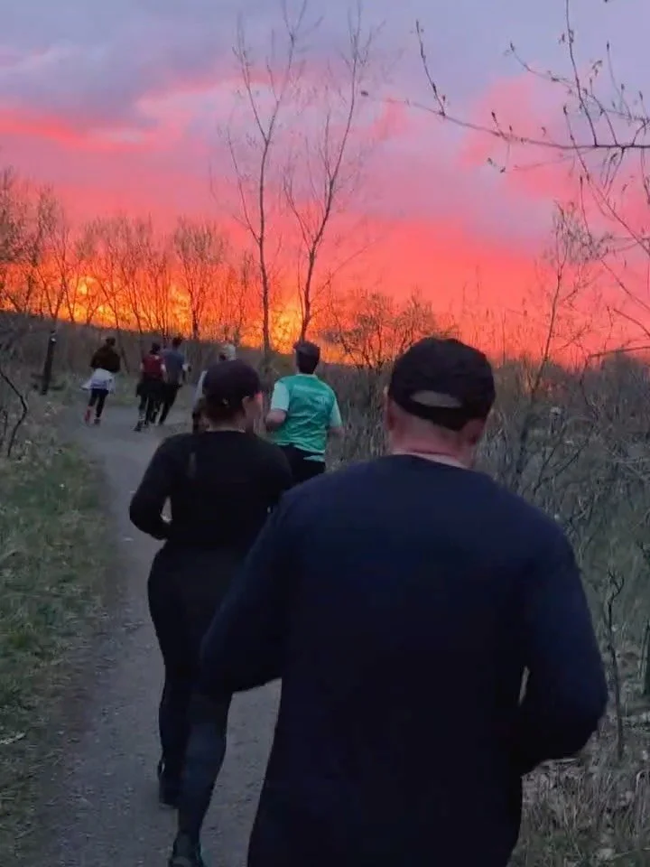 On a eu le droit &agrave; de beaux couchers du soleil dans nos cours &agrave; Pr&eacute;vost, M-S-H et Lorraine mardi !! 🌄

C&rsquo;est aussi &ccedil;a le gros fun de courir en trail 🫶🏻