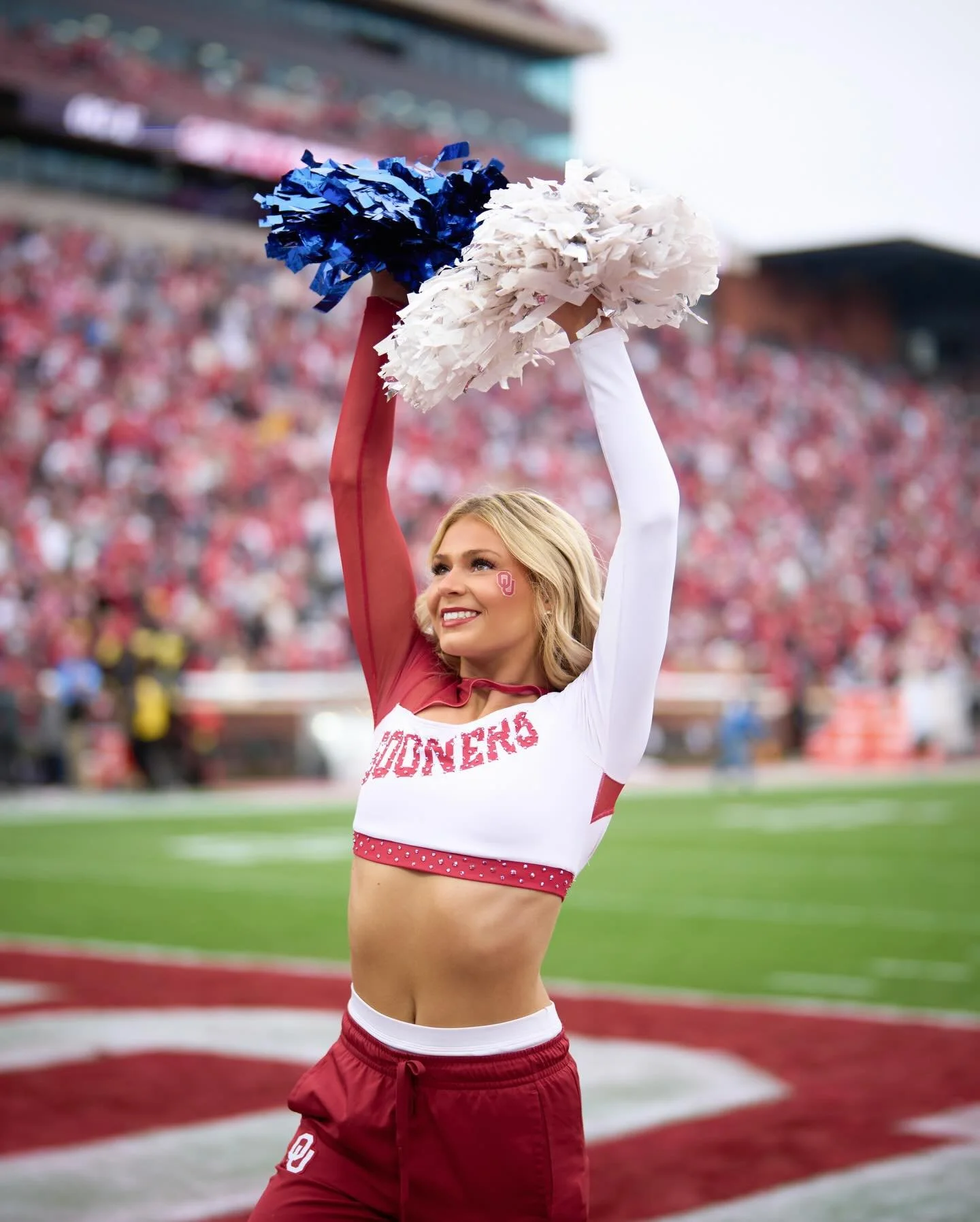 Thank you so much to @ou_pom and @taylortburget as well as everyone on the team for such an amazing opportunity to be on the field with you guys!!! And experience my first college football game! Had such a great time working with you guys!, and seein