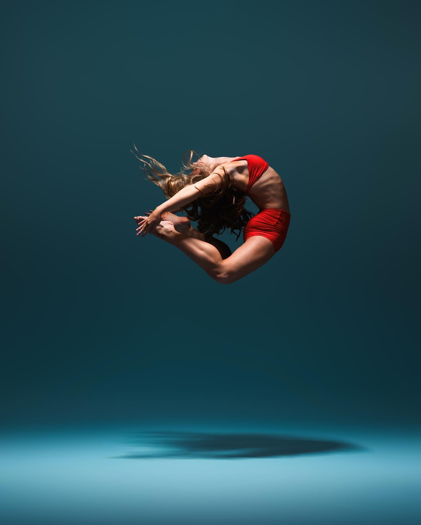 🔷Some fun shots from my blue backdrop shoot with @kjdancekj 🔵
&bull;
&bull;
&bull;
#dance #dancer #dancephotography #photographer #photography #dancephotographer
