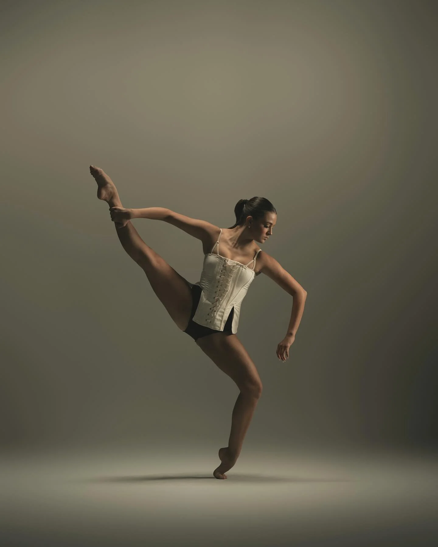 Back in the studio with @laurenrahimizadeh 
&bull;
&bull;
&bull;
#dance #dancer #dancephotography #dancephotographer #dancephotoshoot #photographer #photoshoot #photography #photooftheday