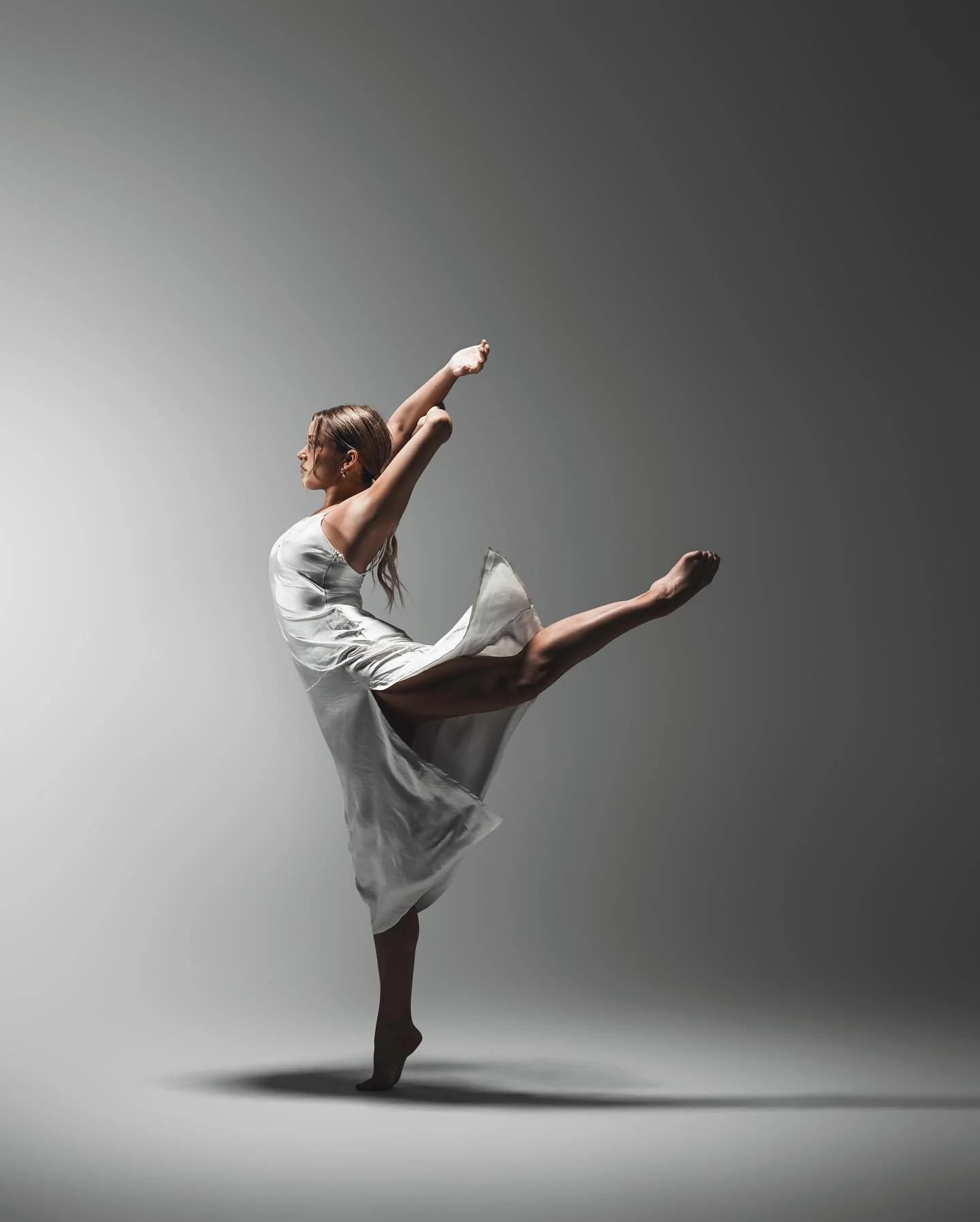 Sneak peak from my shoot with @baistar_dance 🩶
&bull;
&bull;
&bull;
#photographer #photos #photo #photoshoot #photography #dance #dancer #dancephotography #dancephotographer