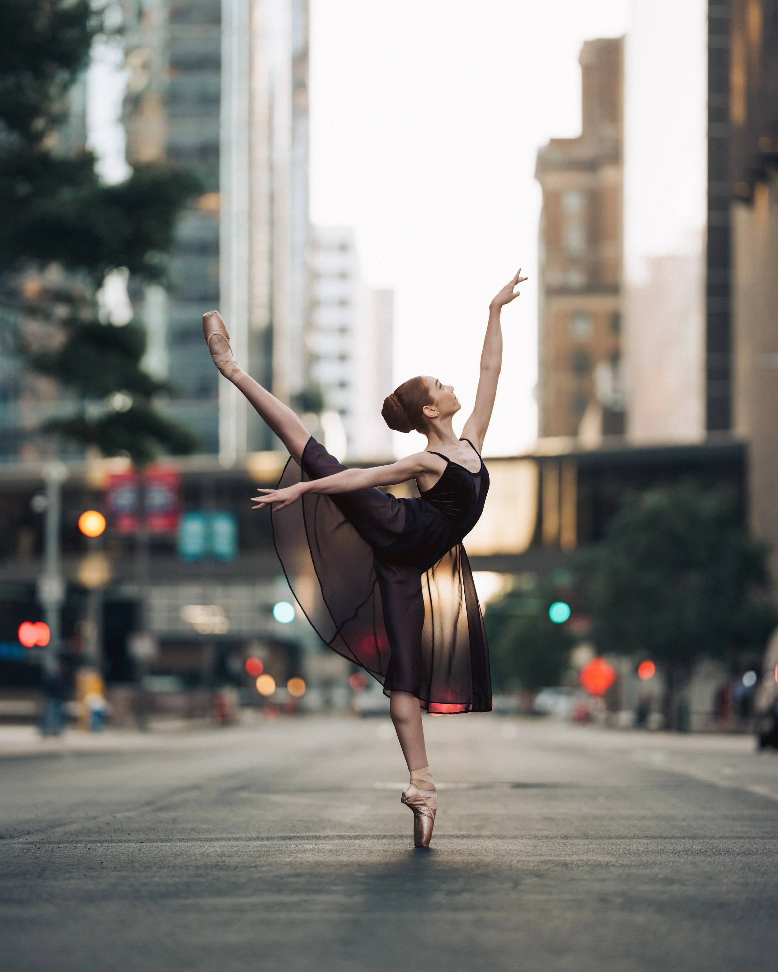 🏙️ @violetmarti.ballerina 
&bull;
&bull;
&bull;
@elevedancewear  @nikolayworld @masterballetacademy 
#ballet #ballerina #city #photoshoot #photography