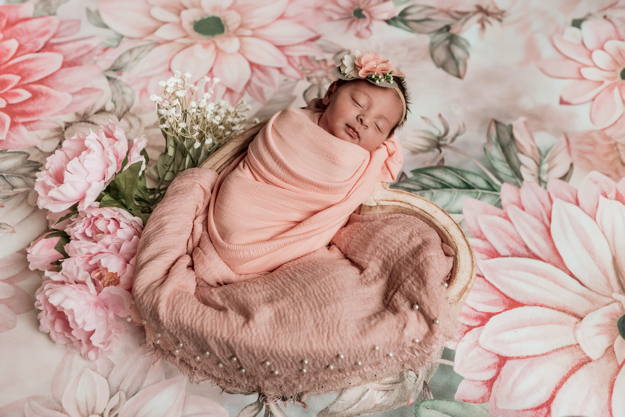 Amora slept her entire session, we were even able to quickly incorporate her bestie Rue that you might have seen me post previously 🥰

Www.michalareberphotography.com/newborns