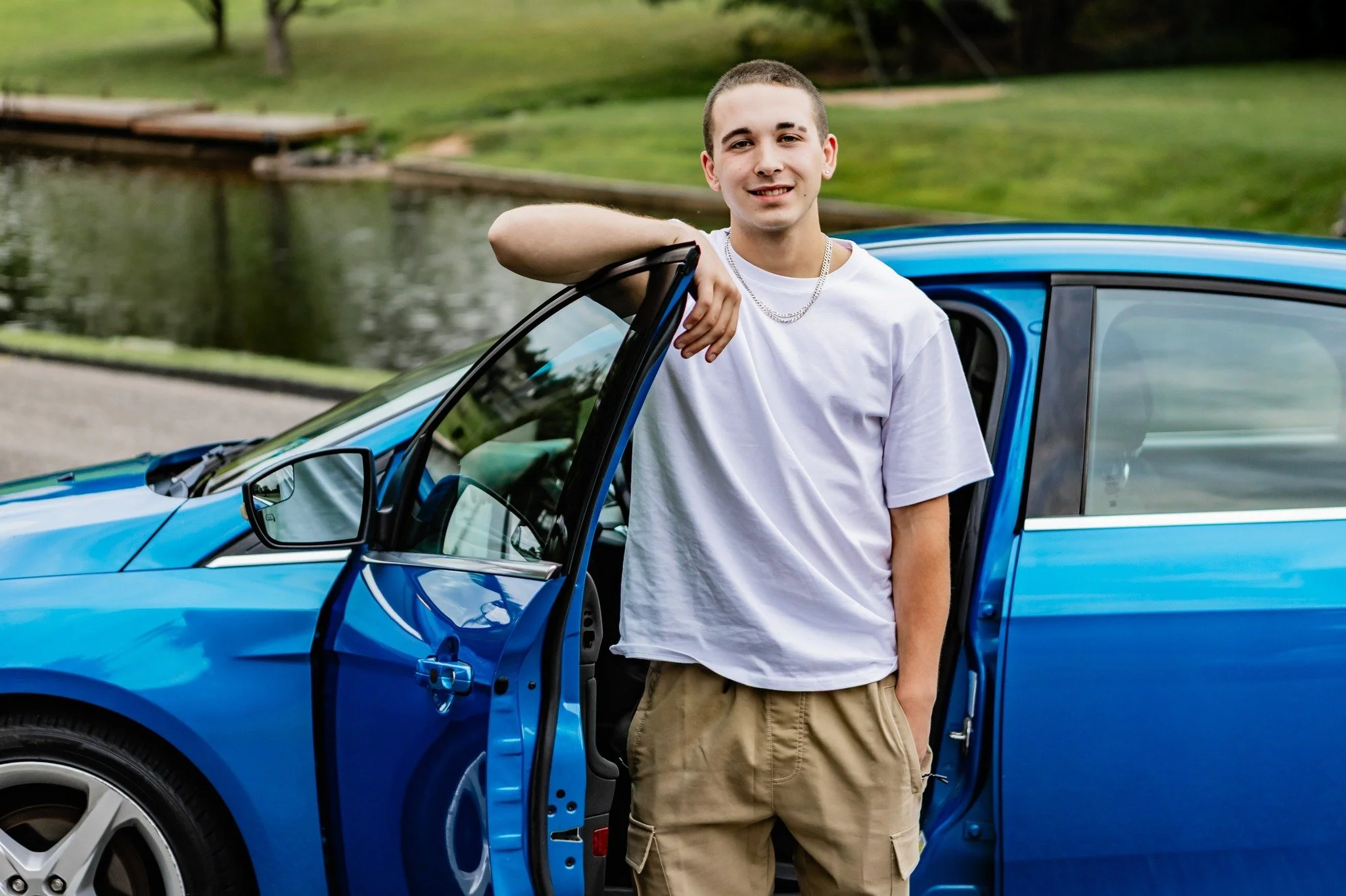Nothing says senior style like bringing your car along for your photos! 🎓🚗