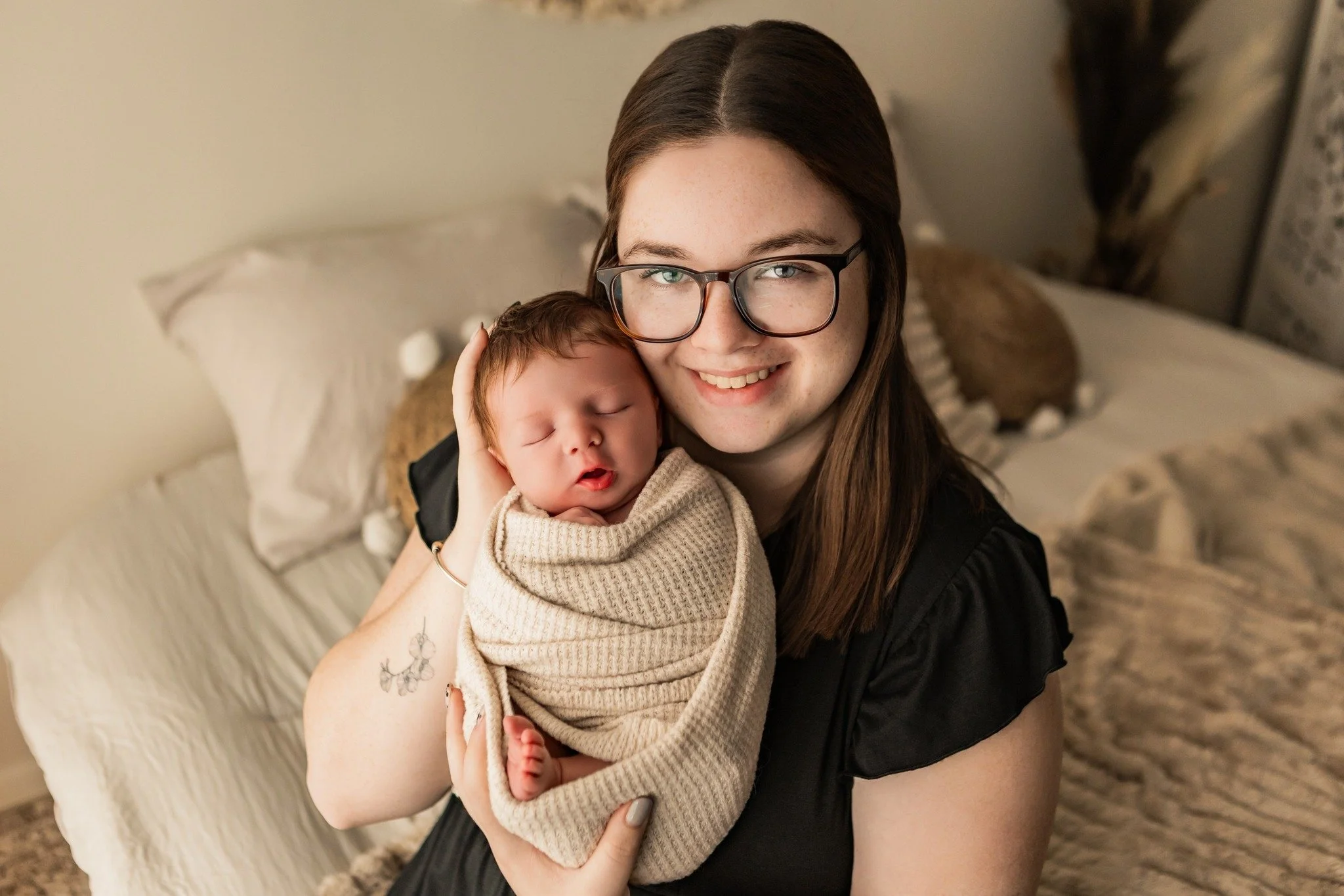 Nothing is more precious than that very first family photo. 🥰
Newborn sessions aren&rsquo;t just all about baby (though most of your gallery will be filled with sweet little details of them). I always make sure to capture family moments too&mdash;be