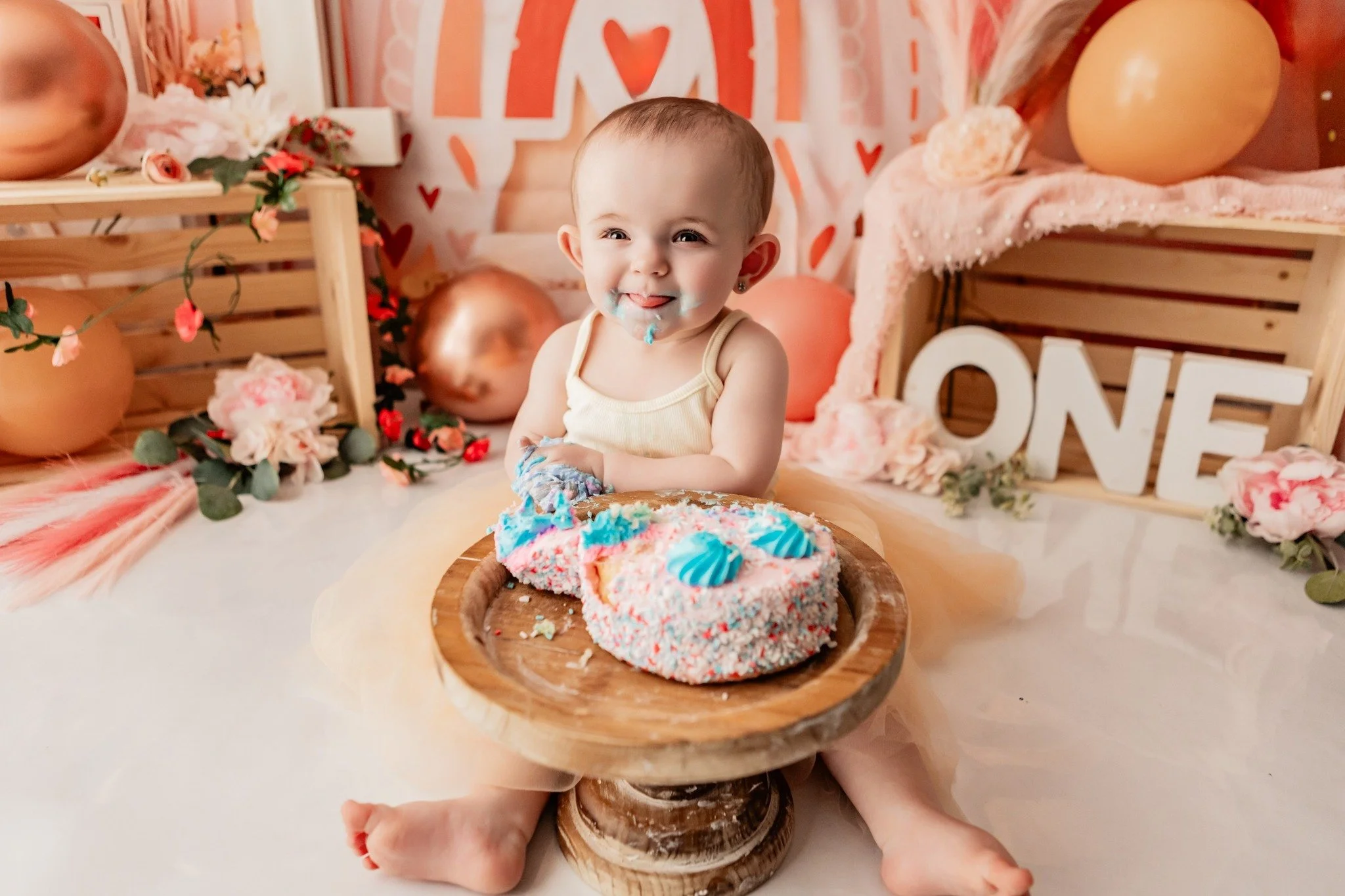 There&rsquo;s something so special about milestone sessions. From their little smiles to their big cake smash moment, these photos freeze a chapter you&rsquo;ll never want to forget. ✨