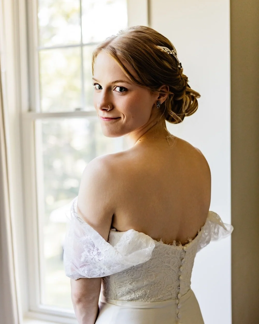 Can we take a moment to appreciate how stunning this bridal portrait is 🥰 sometimes that natural light and moment come together at the right time for the perfect shot.