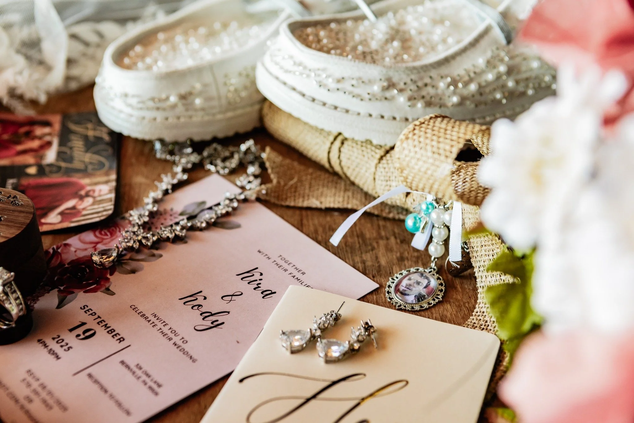 ✨ Detail shots ✨
Flat lays from a wedding day are some of the sweetest photos to capture — jewelry, shoes, veil, vows, rings, perfume, cologne, invitation and all those little meaningful touches. 💍👠💐
If you’d love these captured on yo