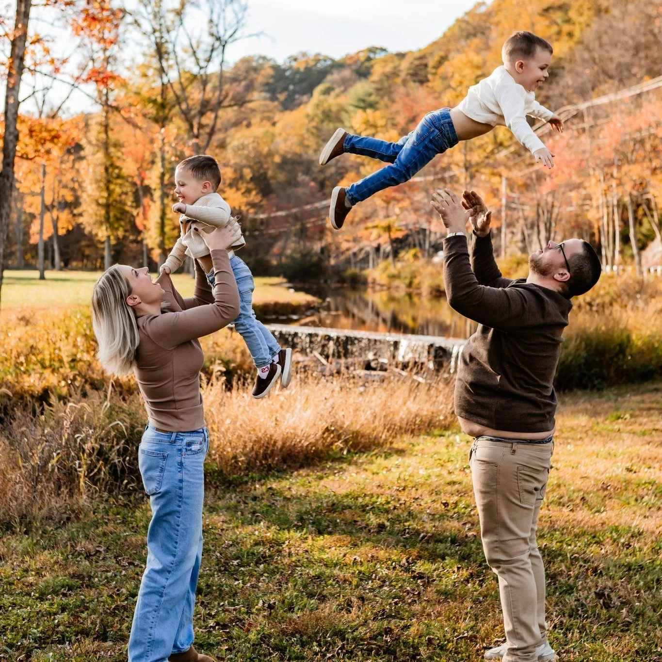 I can&rsquo;t believe fall is pretty much already over and were in November! This year&rsquo;s foliage really played some tricks on us. I thought the leaves would change much sooner than when I had most of my sessions scheduled, but then everything s