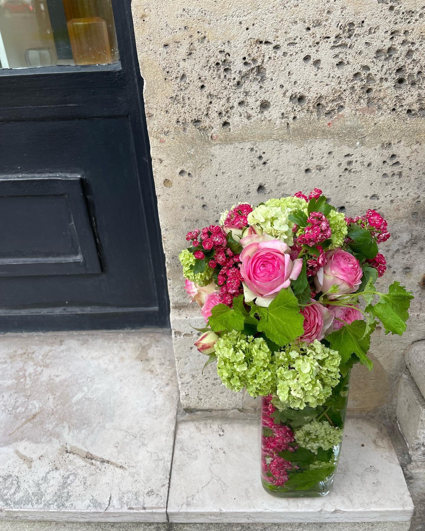 パリ花留学Day2🇫🇷

昨日は初めての念願の由美さんレッスンでした😌✨

Bouquet de mari&eacute;e とcomposition 

レッスンを受けている時、花とこんなにも向き合って作ったことがなかった私は１つ１つの植物に向き合って作り、その出来上がっていく姿に感動が止まらなかった

全て初めて。またゼロからスタートです🌱

#bouquetdemari&eacute;e #conposition #paris#florist #flowerlesson 
#パリ花
