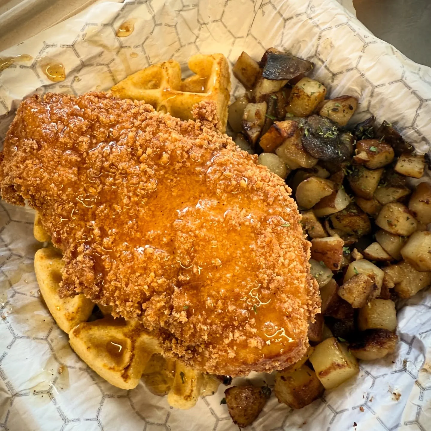 Brinner Plates are now available for order until 7PM tonight!
Each comes with Bacon & Mushroom Potatoes, 1/2 a Cornmeal Waffle, Fried Chicken, and your choice of Hoyt Honey or Maple Syrup!
And a friendly FYI that our online ordering system is