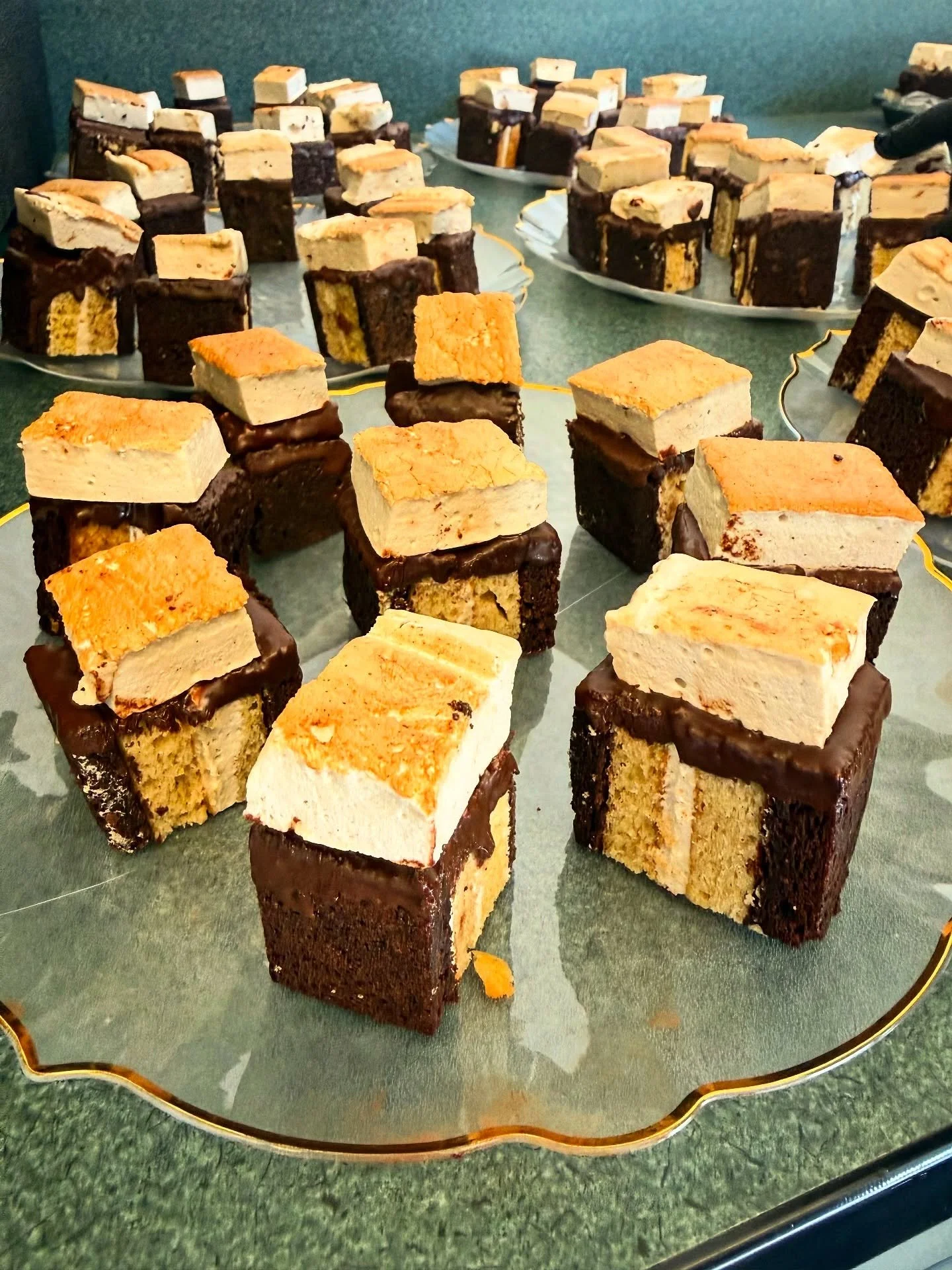 We had so much fun this weekend supporting our local community! 

Not only did we get to drop off a $250 check to @foodforlanecounty thanks to all your orders of our Apple Dumplings&hellip;

We also had the opportunity to donate 240 desserts supporti