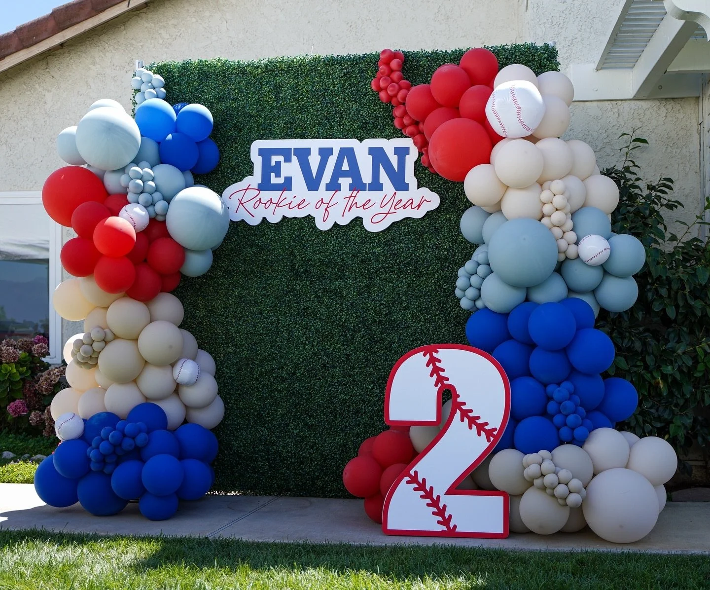 Rookie Season: ✅
Year 2 is already in full swing &amp; there&rsquo;s a strong chance that Evan wins the MVP this year ⚾️

#secondbirthday #VelascoField #baseballparty #birthdayparty #birthdaydecor #birthdayballoons #balloongarlands #partydecor #kidsp