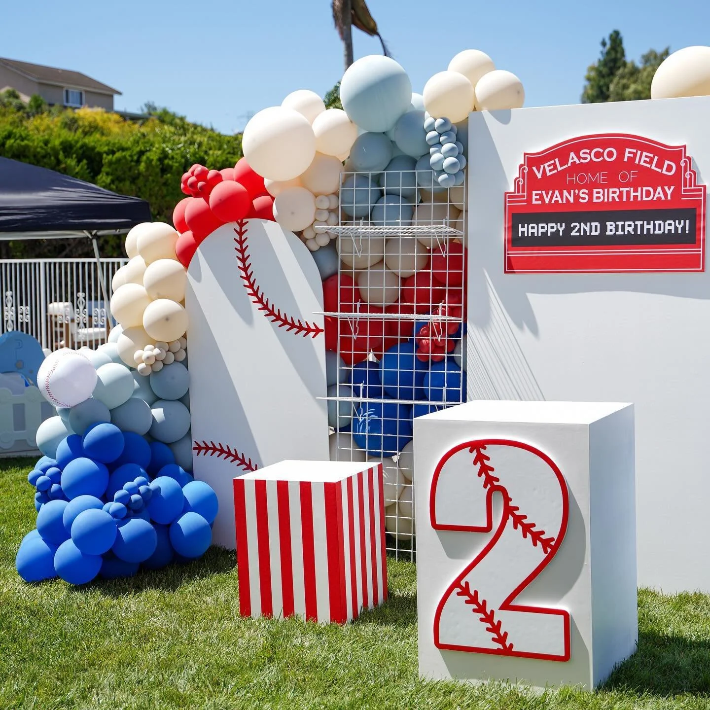Take me out to the ballgame 🎶 ⚾️ 
The only thing missing were the peanuts and Cracker Jacks, but those were put on the shelves after we set up 😋 Love how much fun we could have with this one and how all the details came together.

#secondbirthday #
