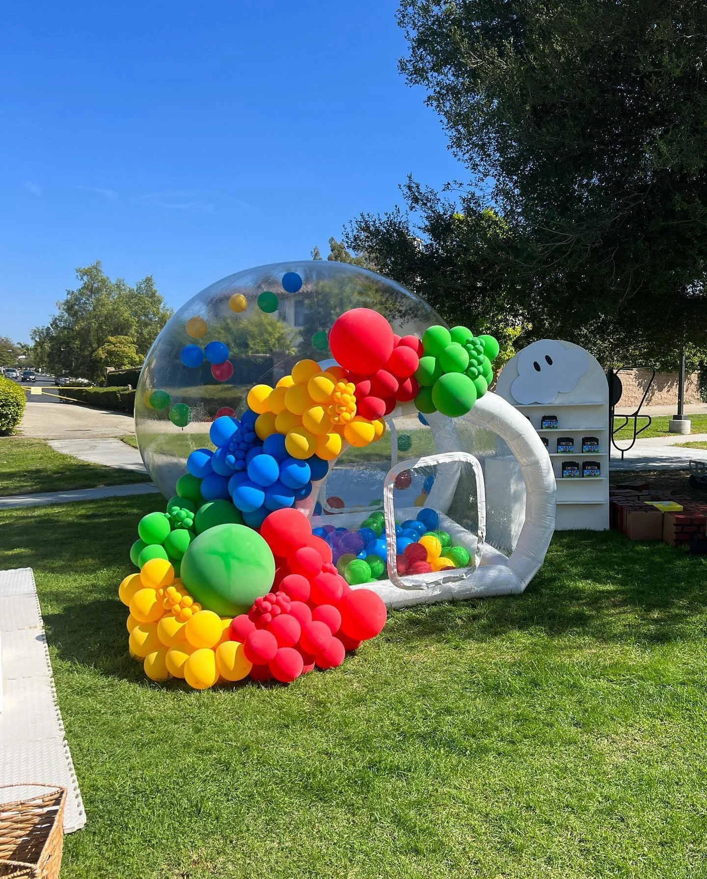 Did I jump in? No.
Did I want to? DEFINITELY!

Next time, catch me jumping around like Mario and Luigi 🍄 Always in love with the offerings @poshhouserentals offers and can&rsquo;t wait to work together again ❤️💚

Balloons: @withamor__ 
Soft Play &a