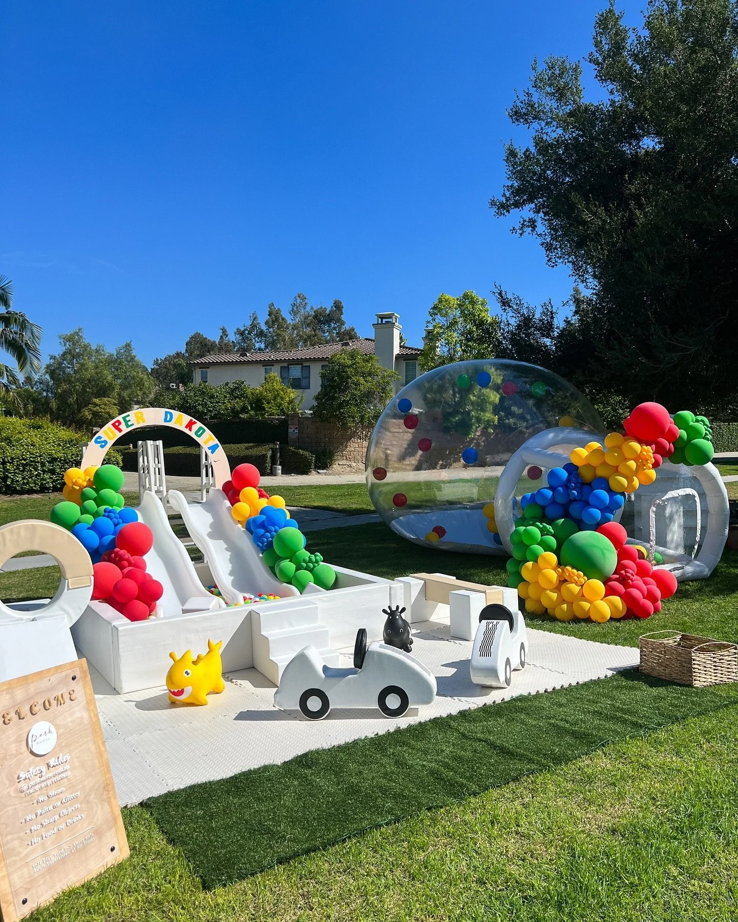 Super Dakota 🍄⭐️

Balloons: @withamor__ 
Soft Play &amp; Bubble House: @poshhouserentals 

#supermario #marioparty #mariobros #birthdayparty #birthdayballoons #balloongarlands #partydecor #birthday #balloondecor #birthdayideas #balloons #eventdecor 