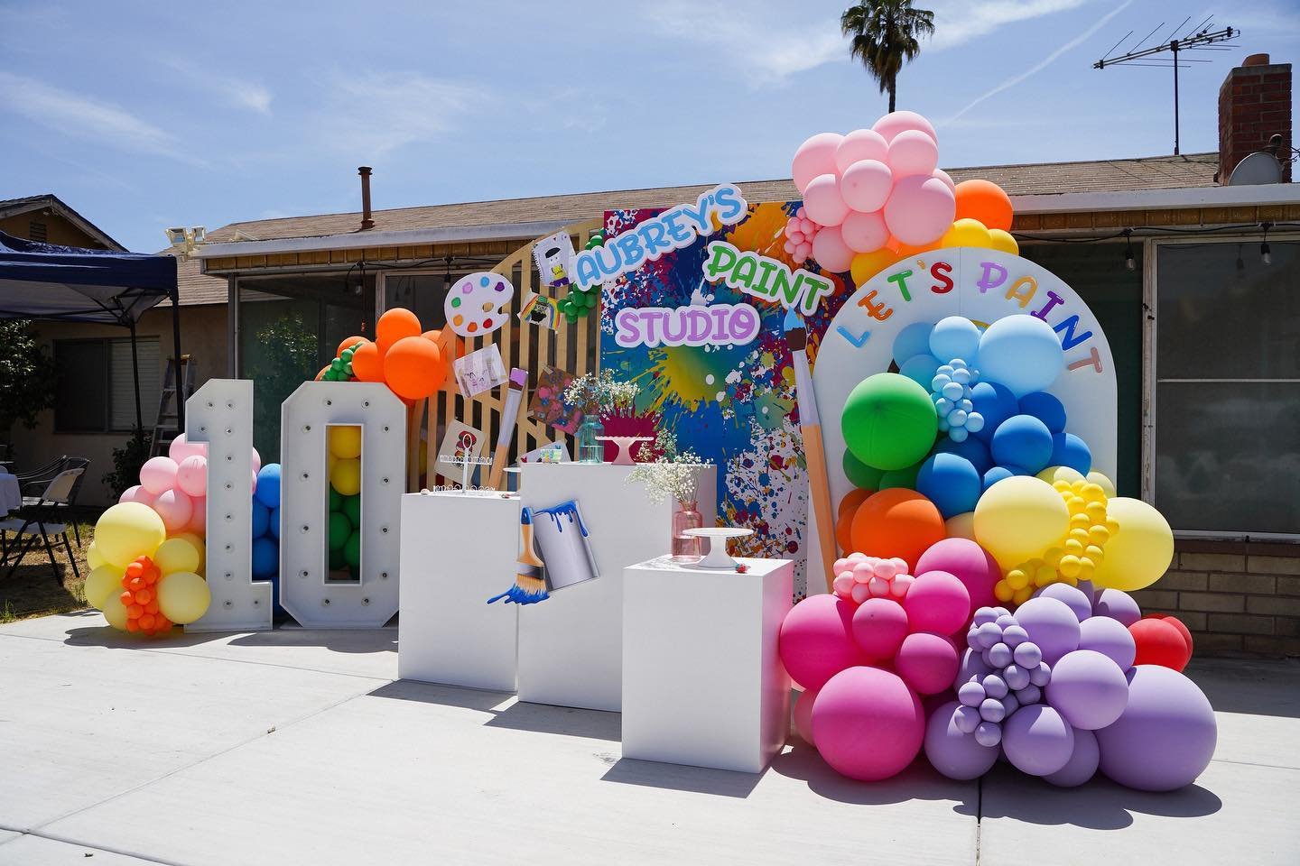 Aubrey&rsquo;s Paint Studio 🎨 
Established 2013. 🖌️

#tenthbirthday #paintparty #birthdayparty #letspaint #birthdayballoons #balloongarlands #partydecor #summerparty #balloondecor #birthdayideas #balloons #eventdecor #partyideas #costamesaballoons 