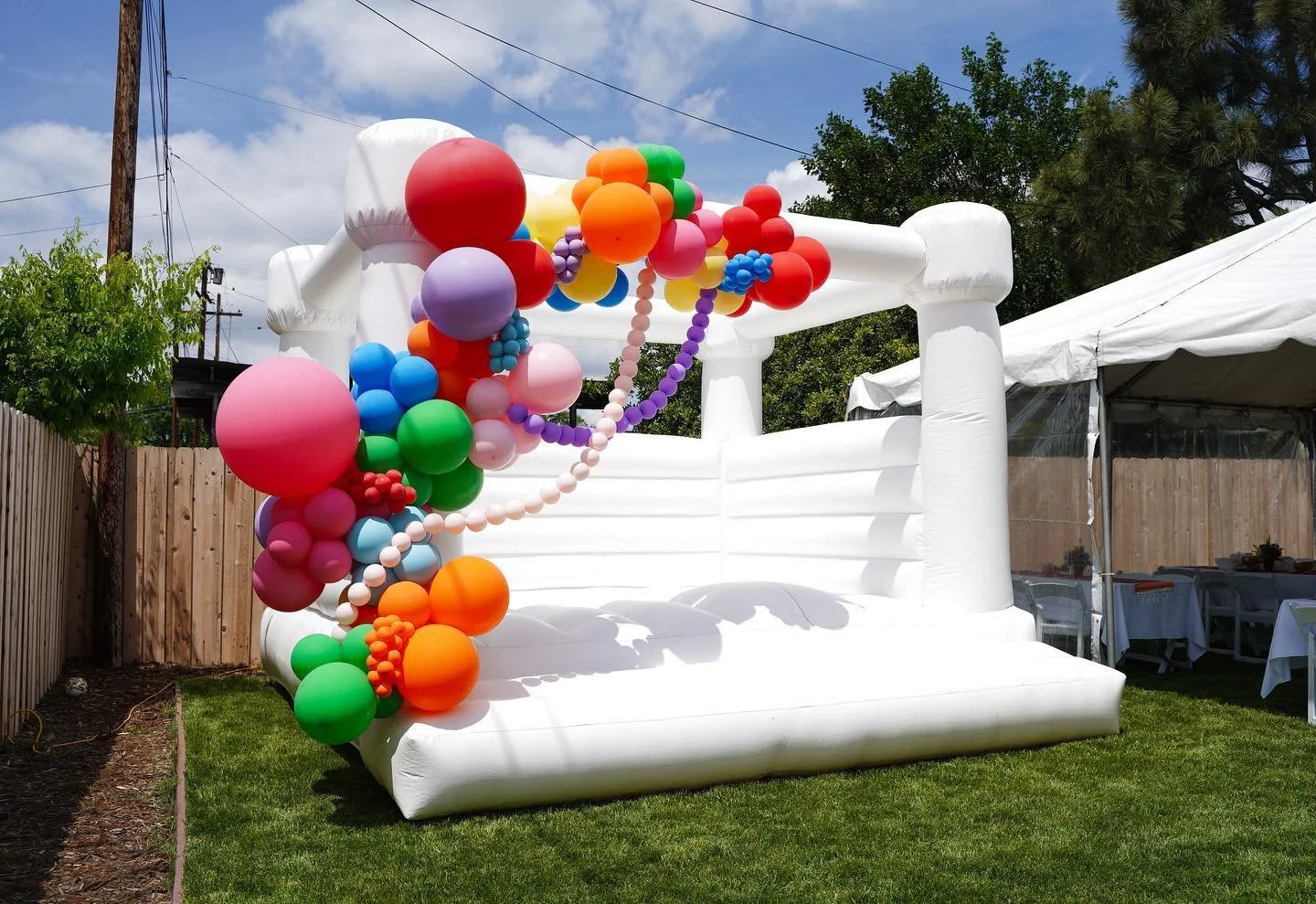 It&rsquo;s the weekend! Time to bounce around 🎈

Always love being able to work with a white jumper and bring that pop of color ✨ 

#firstbirthday #fiesta #birthdayparty #1stfiesta #birthdayballoons #balloongarlands #partydecor #summerparty #balloon