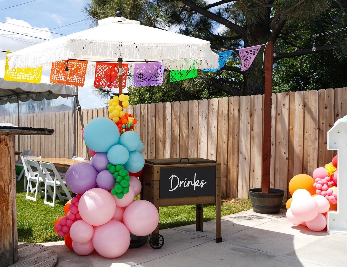 Fiesta like there&rsquo;s no ma&ntilde;ana 💃🏽

#firstbirthday #fiesta #birthdayparty #1stfiesta #birthdayballoons #balloongarlands #partydecor #summerparty #balloondecor #birthdayideas #balloons #eventdecor #partyideas #costamesaballoons #redlandsb