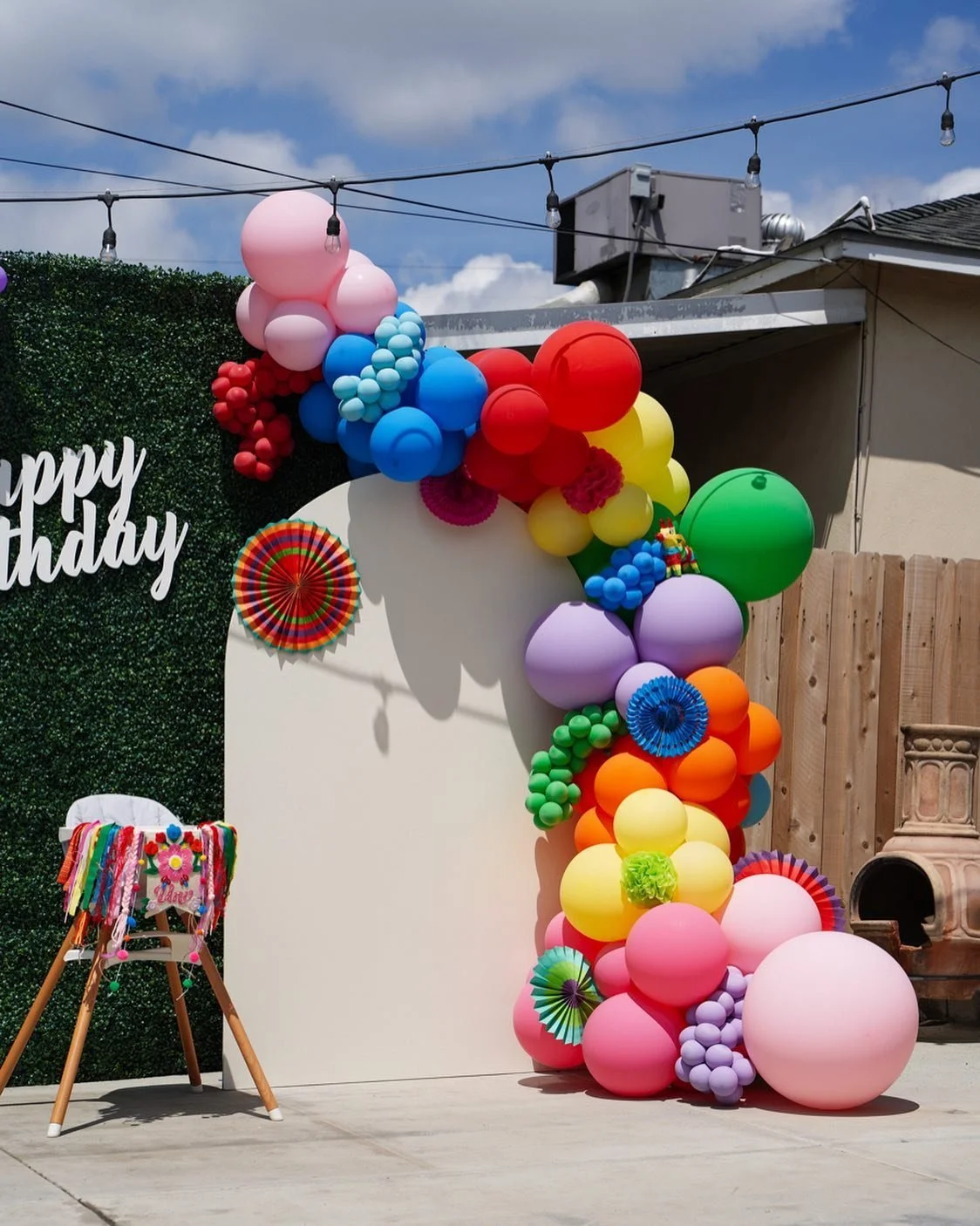 Did somebody say fiesta!? 🪅💃🏽

In love with these colors and the small details for this setup. This is just the beginning, wait until you see the rest 😍

#firstbirthday #fiesta #birthdayparty #1stfiesta #birthdayballoons #balloongarlands #partyde