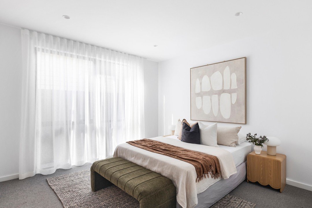 Serene. Soft. Effortless.

A master bedroom that feels like a breath out.

Light-filled, beautifully balanced, and ready for slow mornings.

#BedroomGoals 
#InteriorInspo 
#ModernLiving 
#NaturalTones 
#DualOccupancy 
#DualOccupancyMelbourne 
#DualOc