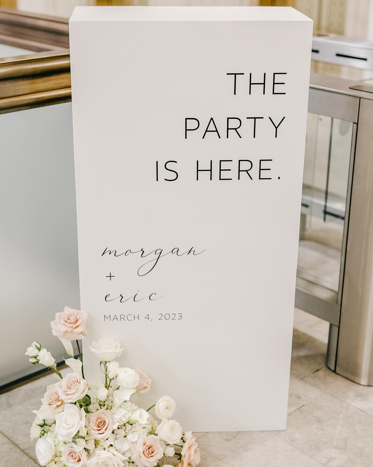 the party is here ✨

📷: @emilywrenphoto 
🌷: @fabufloras_design 
👰🏼&zwj;♀️+🤵🏻: @morgb7794 @frain2chain