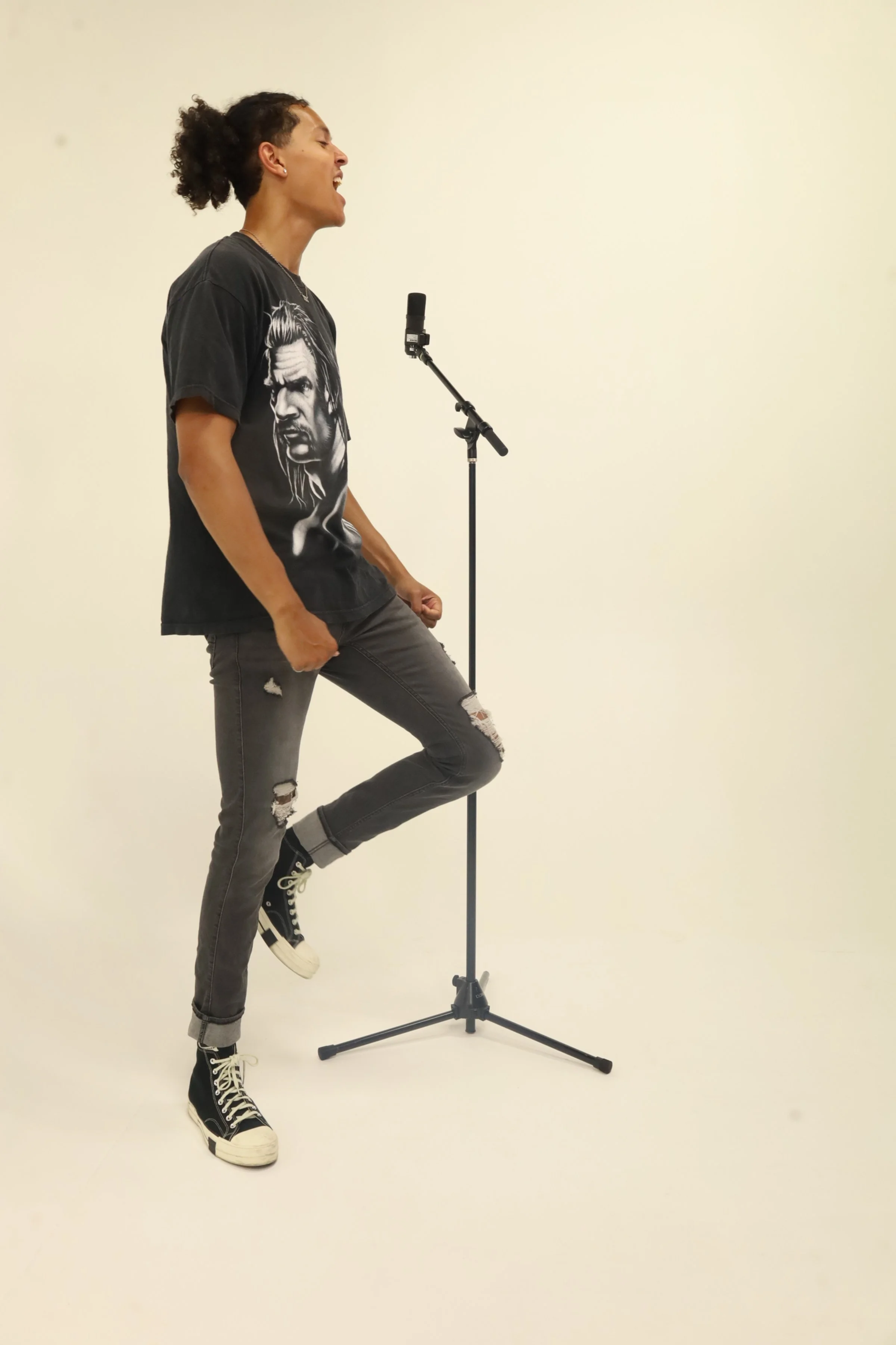 Lons delivers sleek new single, “Miss Me”