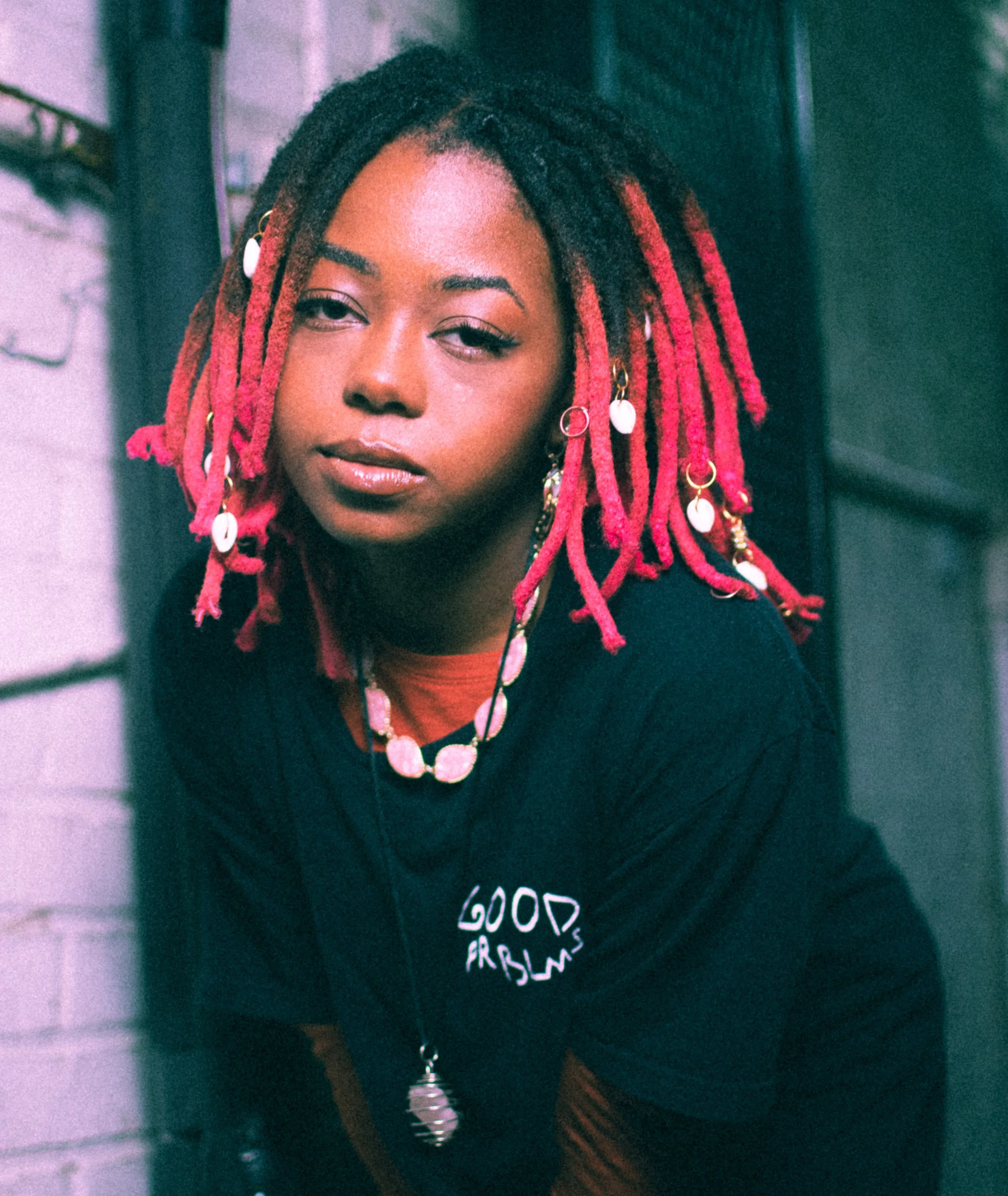 Maudixi shares versatile new song “not listening”