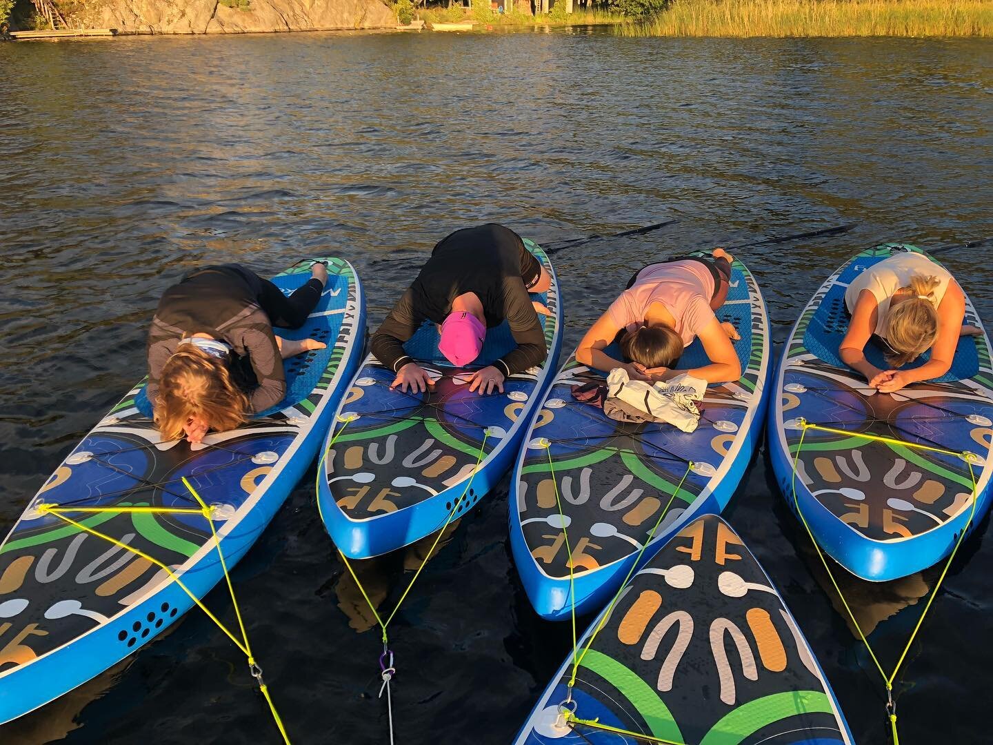 Det blir SupYogav&auml;der &ouml;ver &Aring;terballs sj&ouml; i morgon kl 18:00! Boka p&aring; Growup.se / Ingar&ouml; H&auml;lsoverkstad endast 8 platser🫶🏻🧘&zwj;♀️