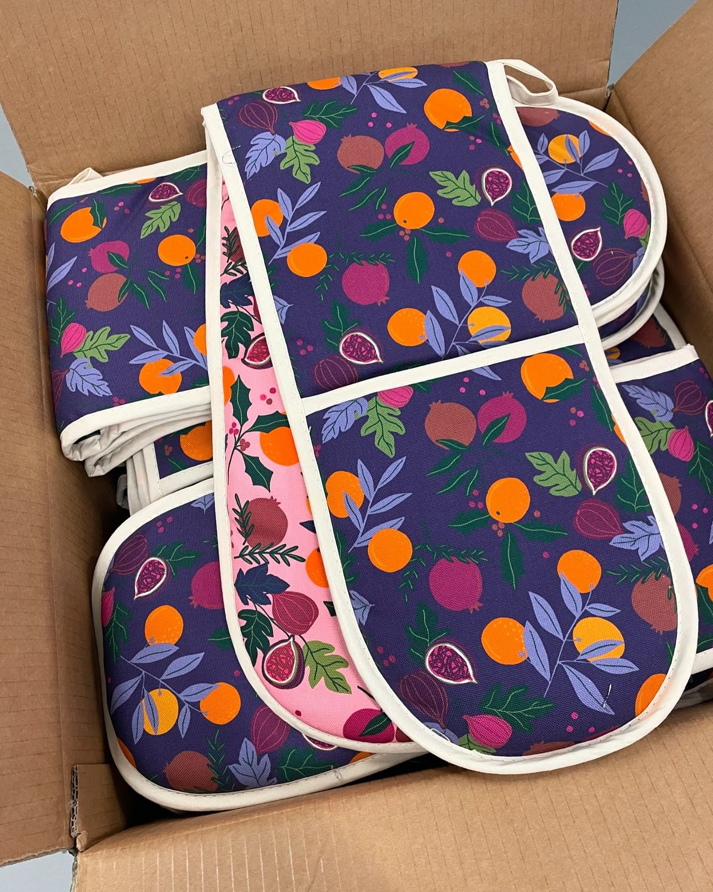 A weekend of work and play. Palomas, pastries and packing. Lots of packing. Burning the candle at both ends or a work life balance? Not sure. 😅 Oven gloves, tea towels and decorations deliveries arrived. Many many orders were packed. Thanks to my mu