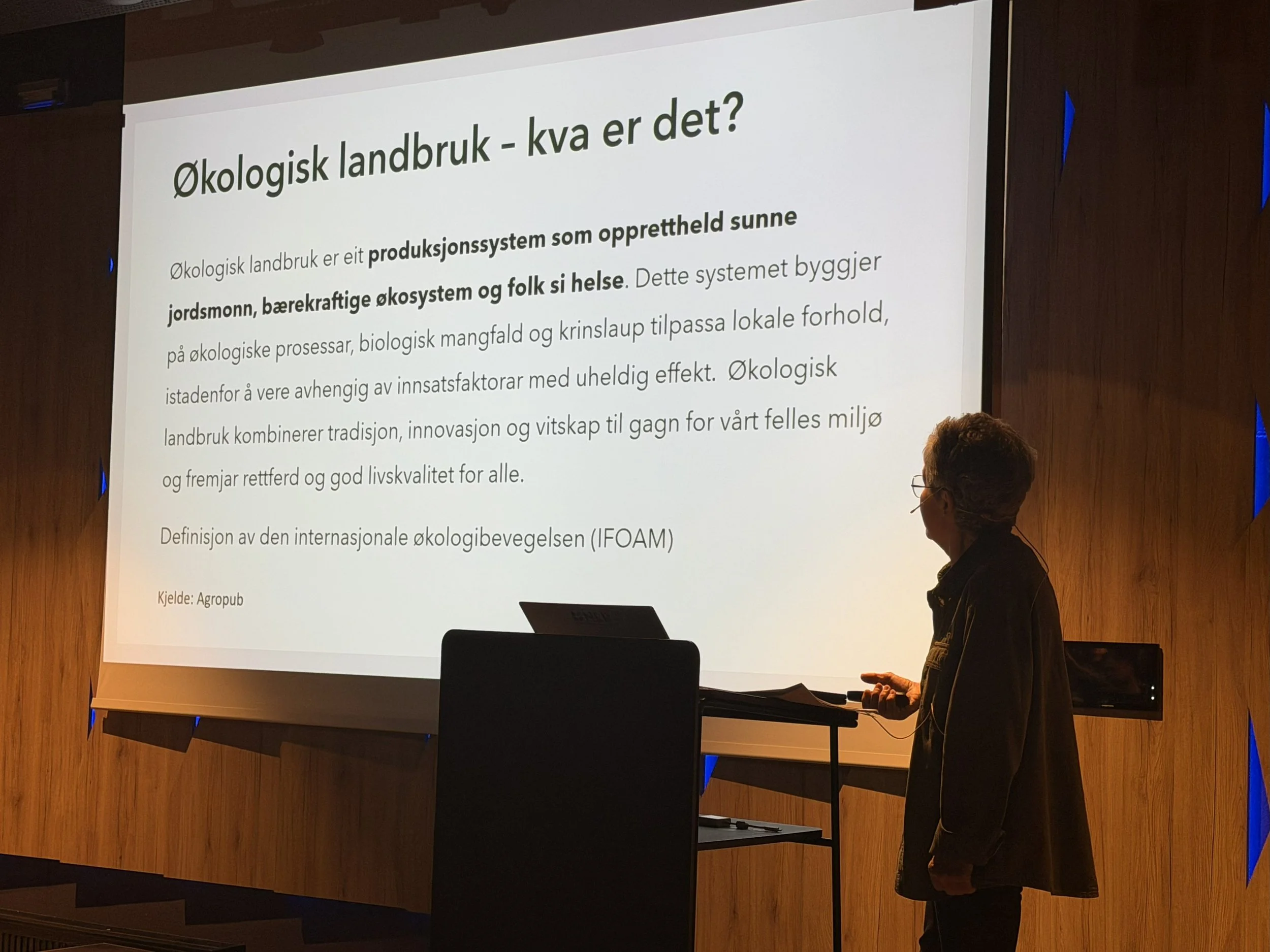  Gunnlaug Røthe fra NLR, informerte om hva man bør ta hensynt til dersom man ønsker å legge om til økologisk landbruk 