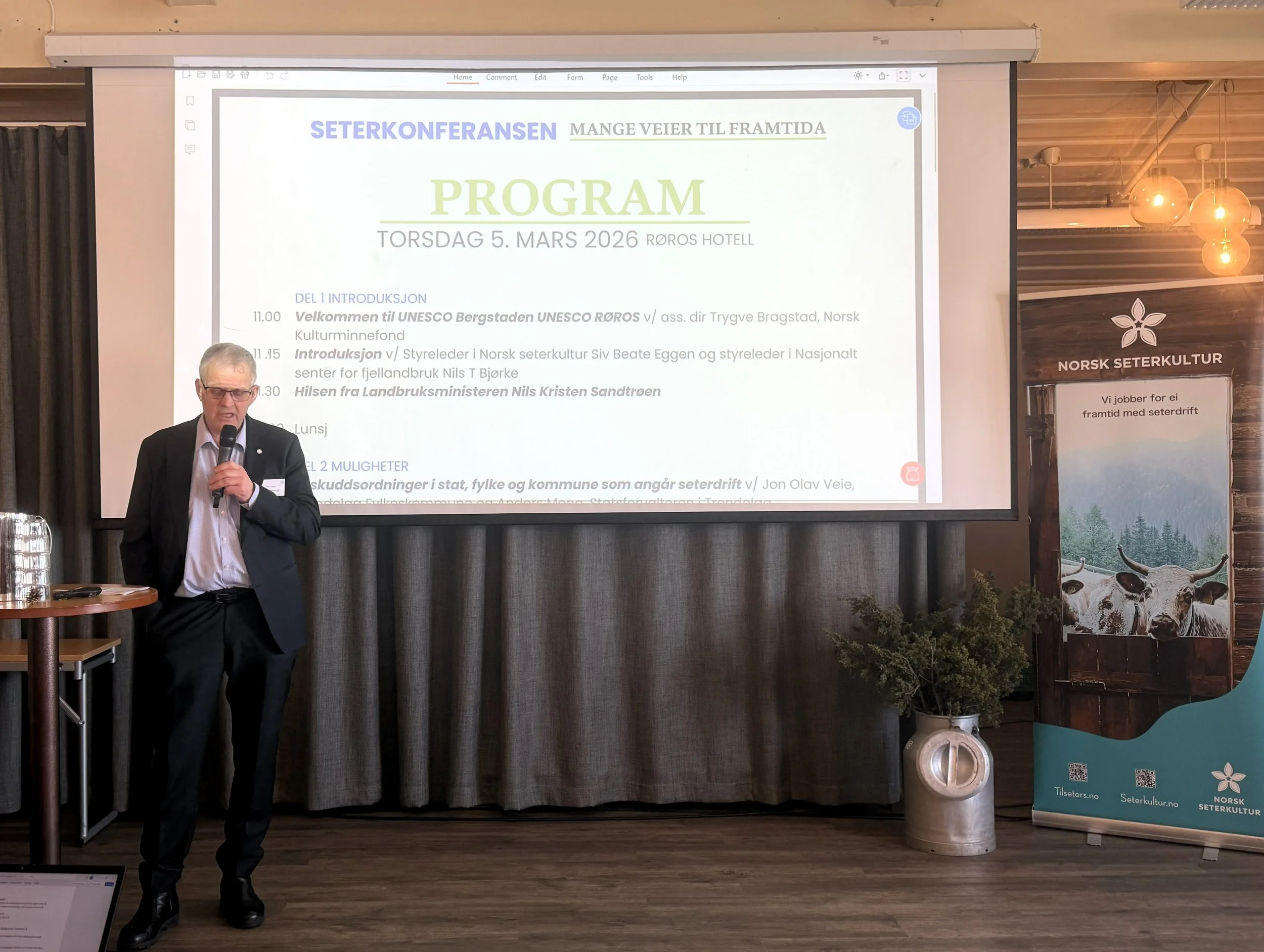  Nils T Bjørke, styreleder i Nasjonalt seter for fjellandbruk og Siv Beate Eggen, styreleder i Norsk Seterkultur introduserte deltakerne til konferansens tema. 