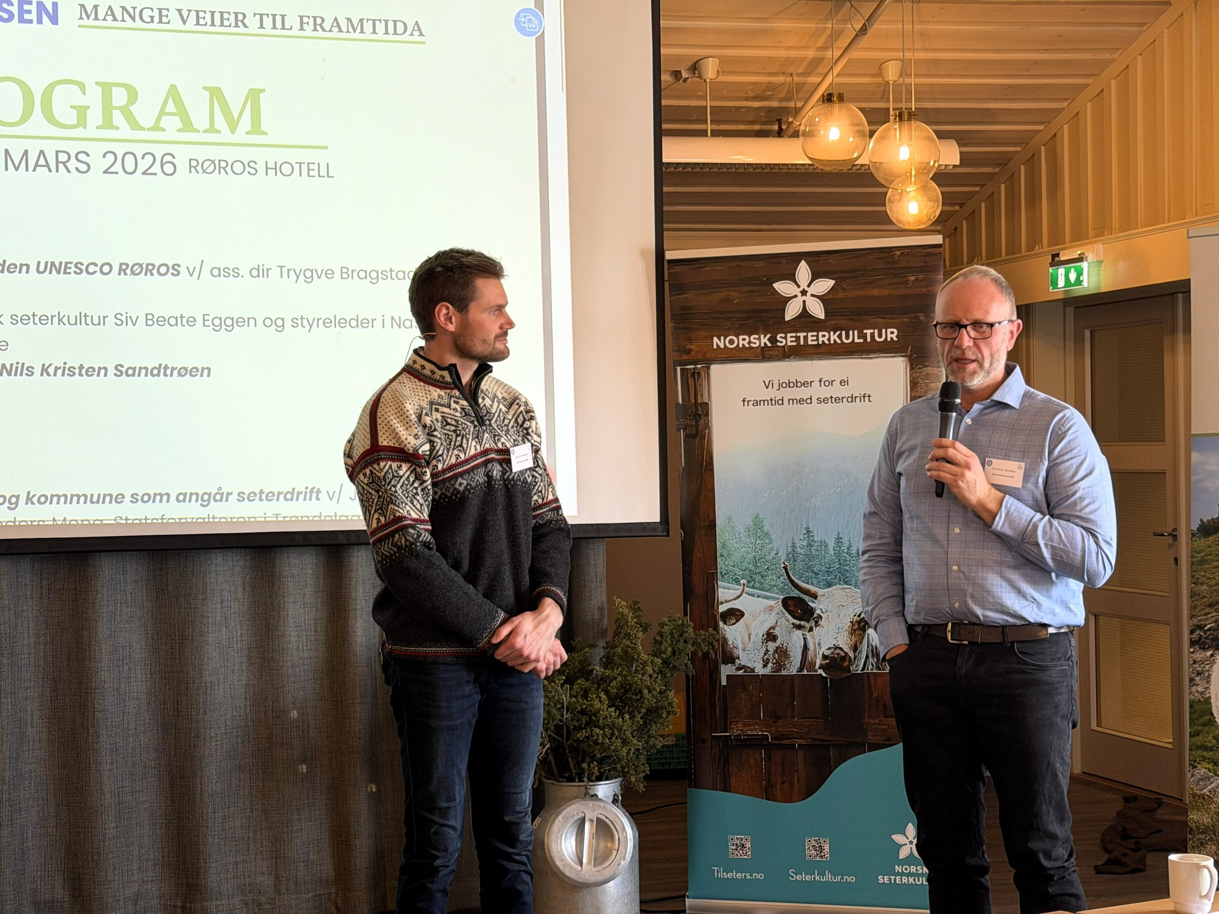  Landbruksministeren Nils Kristen Sandtrøen holdt et inspirerende innlegg der han gjorde tydelig hvor viktig seterdrift og utmarksbeitebruk er for norsk matproduksjon. Her sammen med Knut Ola Storbråten, nestleder til styret i Norsk Seterkultur. 