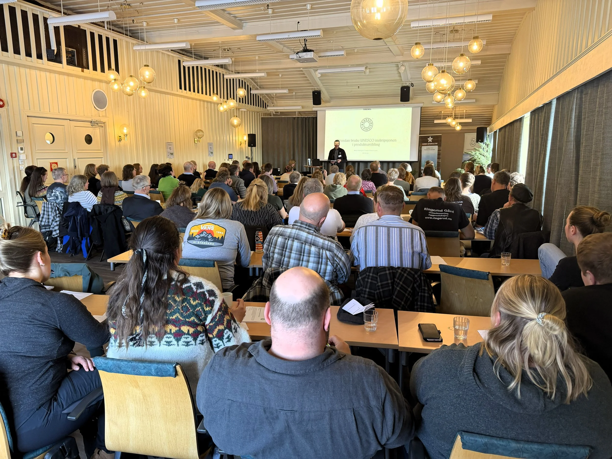  Interesserte konferansedeltakere lytter til Trond Lund fra Rørosmeieriet om hvordan man kan bruke UNESCO inskripsjonen i produktutvikling. 